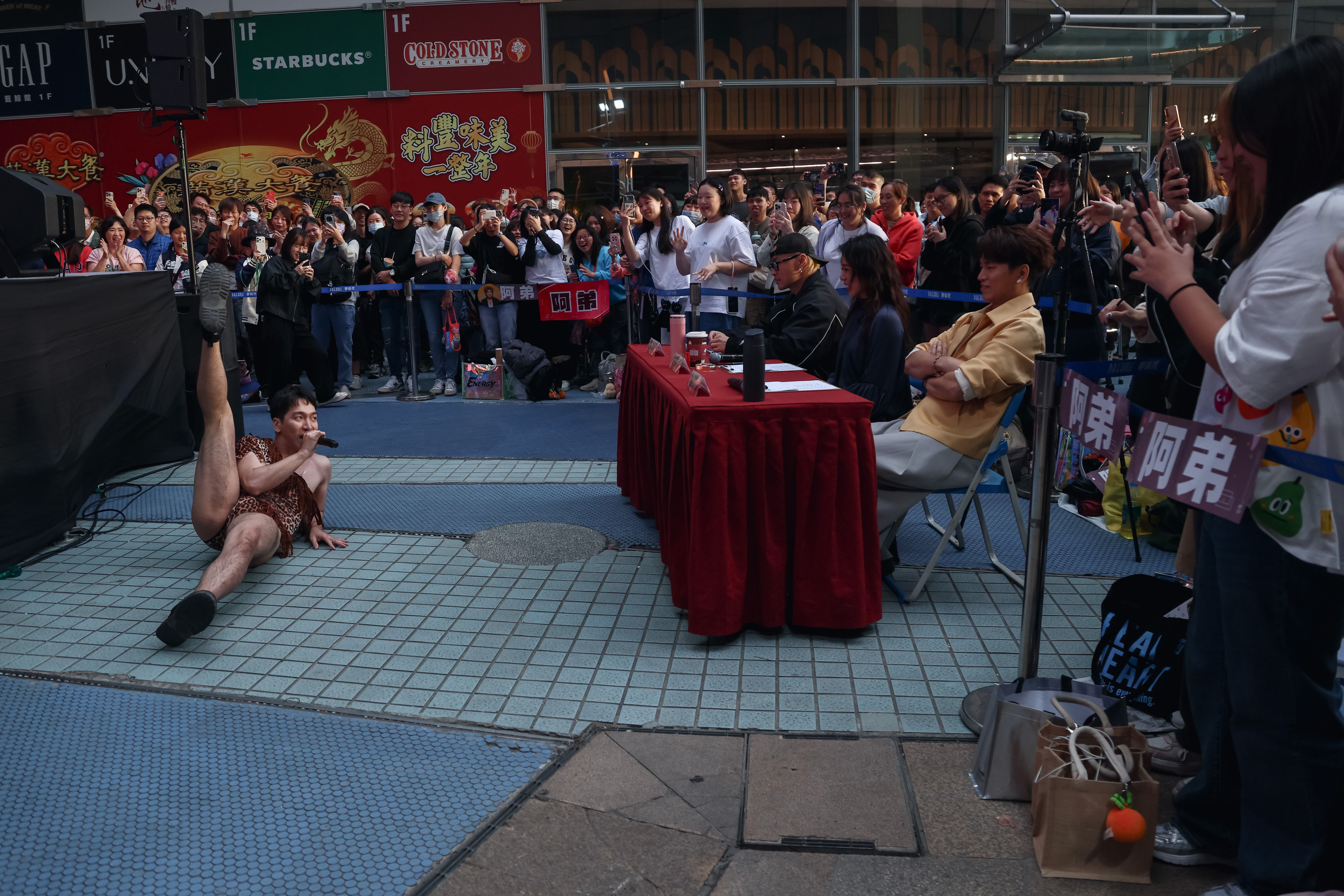 〈可以是朋友〉KTV歌唱大賽參賽者身穿高衩豹紋泳裝演唱，讓評審阿弟稱讚「比丁噹還辣。」（相信音樂提供）