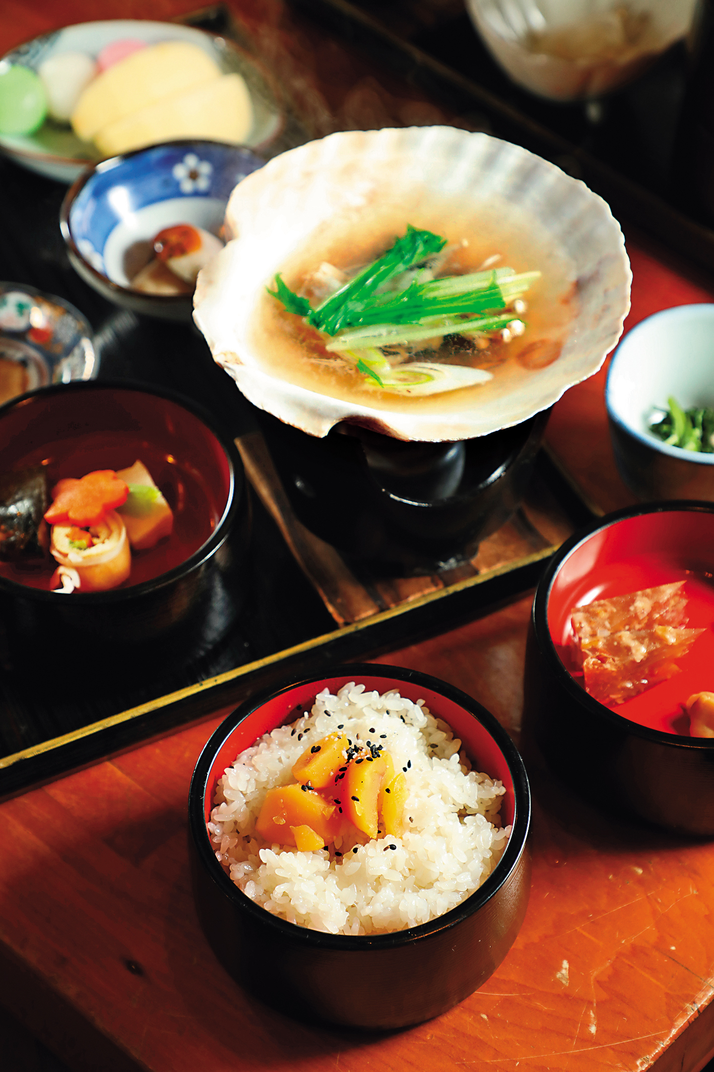 百穗苑的「梅定食」中包含糯米做的栗子飯、花生肉凍、醃漬鯡魚和各種山菜料理。(2,400日圓/份,約NT$524)