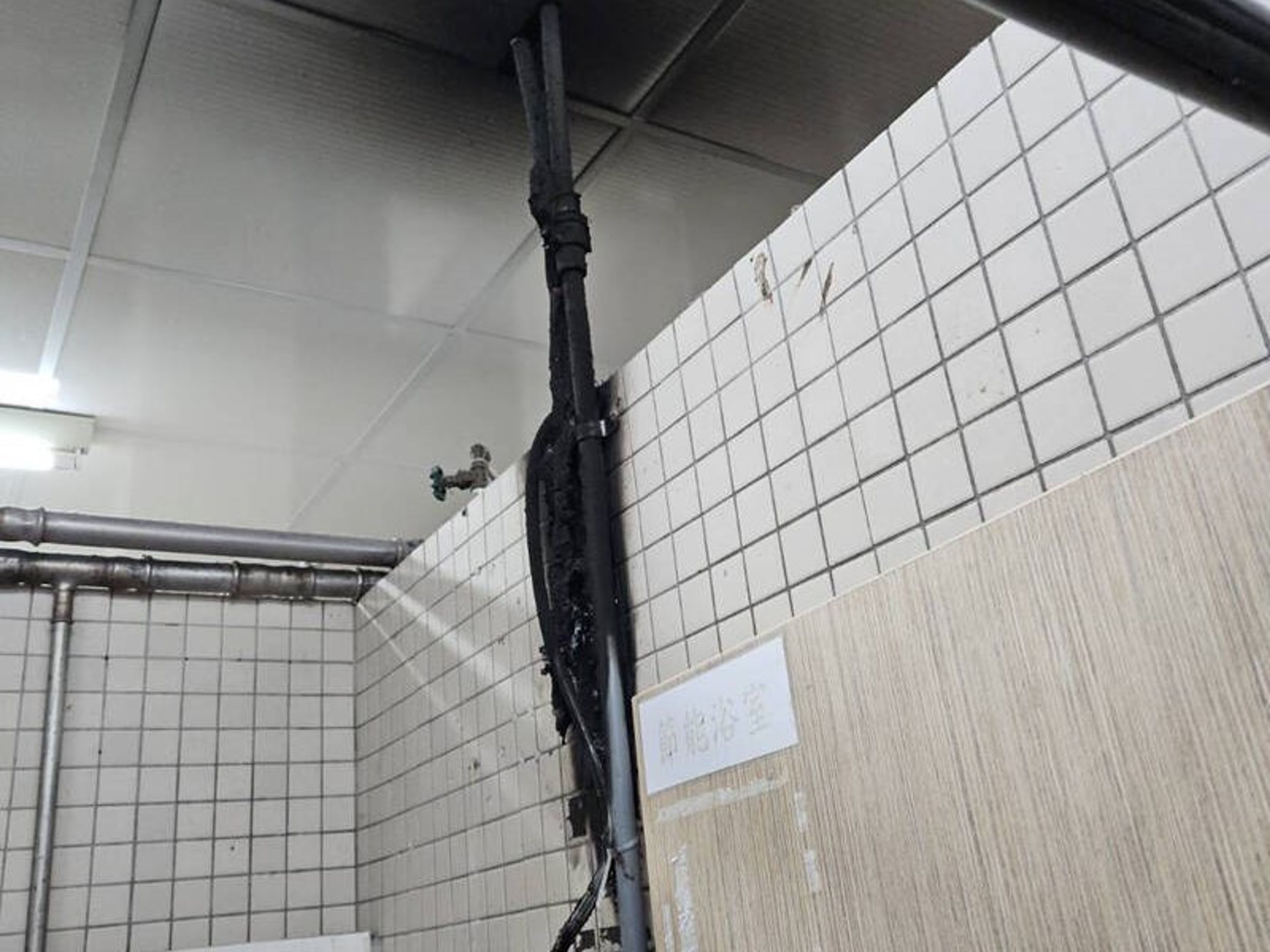 國立中央大學女生第四宿舍今日凌晨3樓浴室疑似熱水器電線走火，導致火警鈴聲大作。（翻攝畫面）