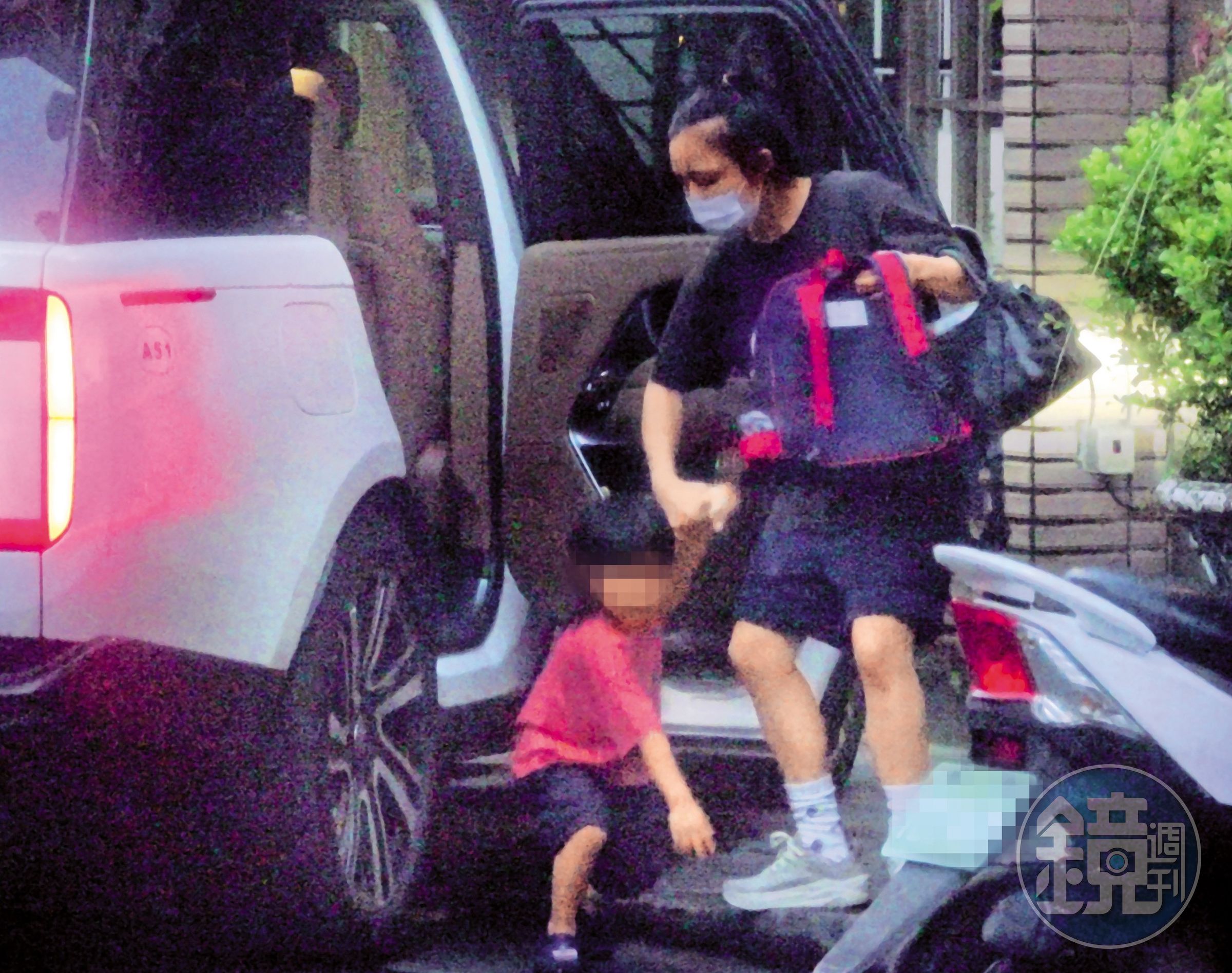 8/5 18：37徐佳瑩（右）帶著一雙兒女返回家中。