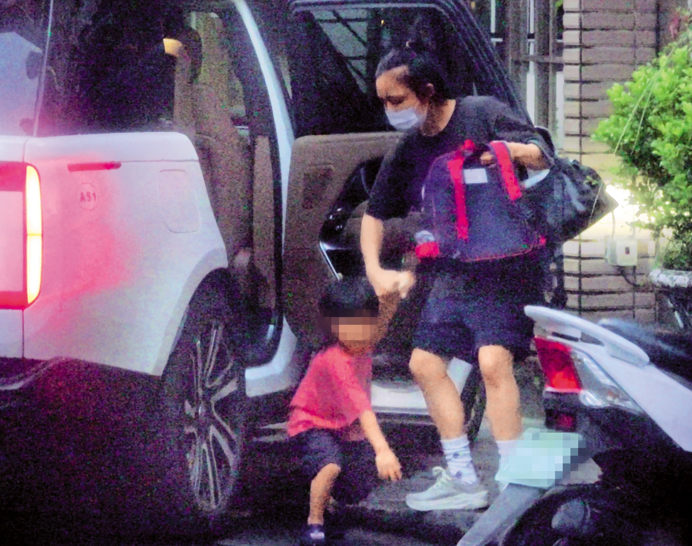 8/5 18：37徐佳瑩（右）帶著一雙兒女返回家中。