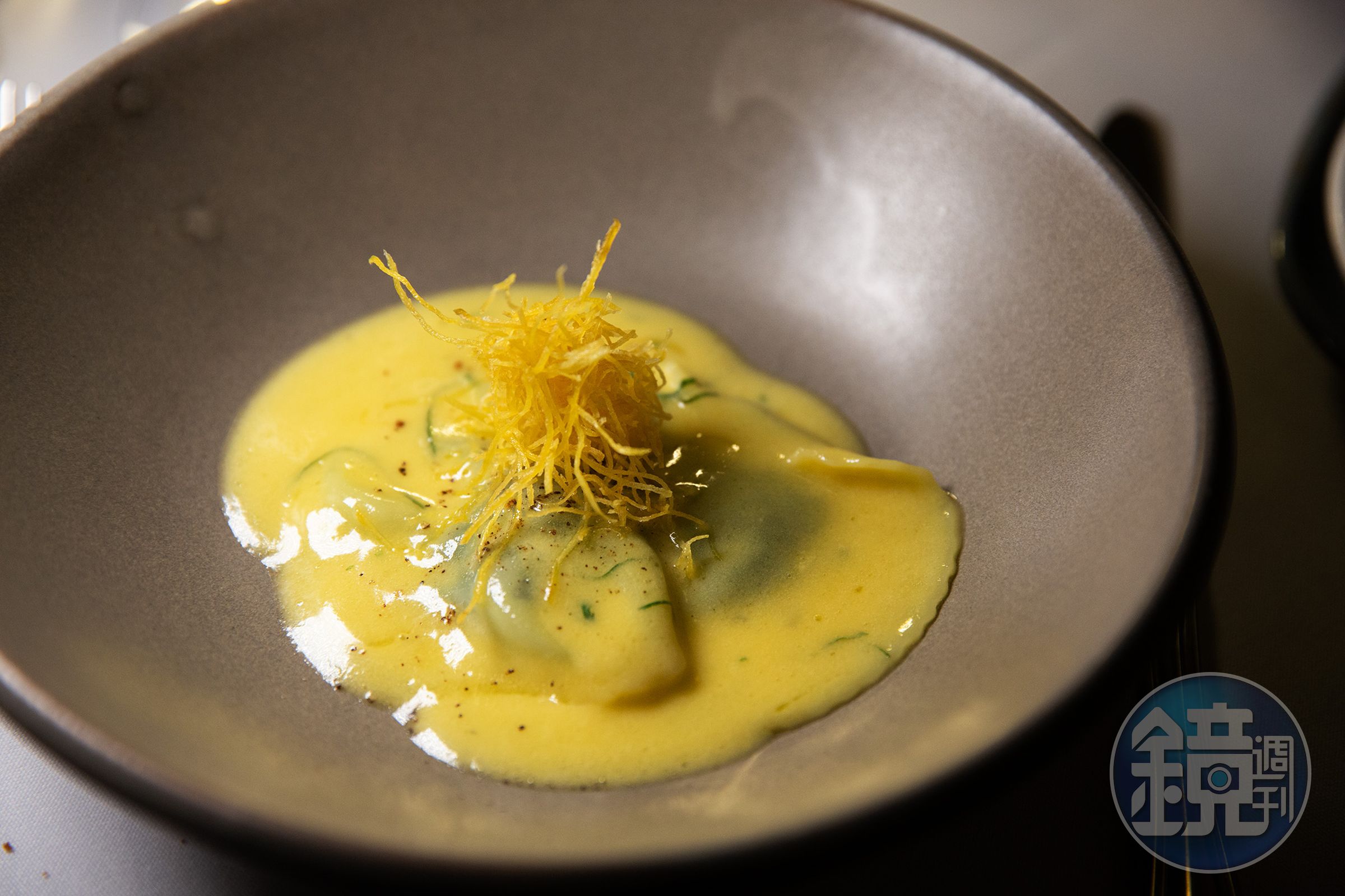 招牌菜「Pāua Ravioli(鮑魚義大利餃)」以鮑魚入餡,搭配萊姆香草奶油醬與酥脆地瓜絲,海味、奶香與清新酸香層層交織。