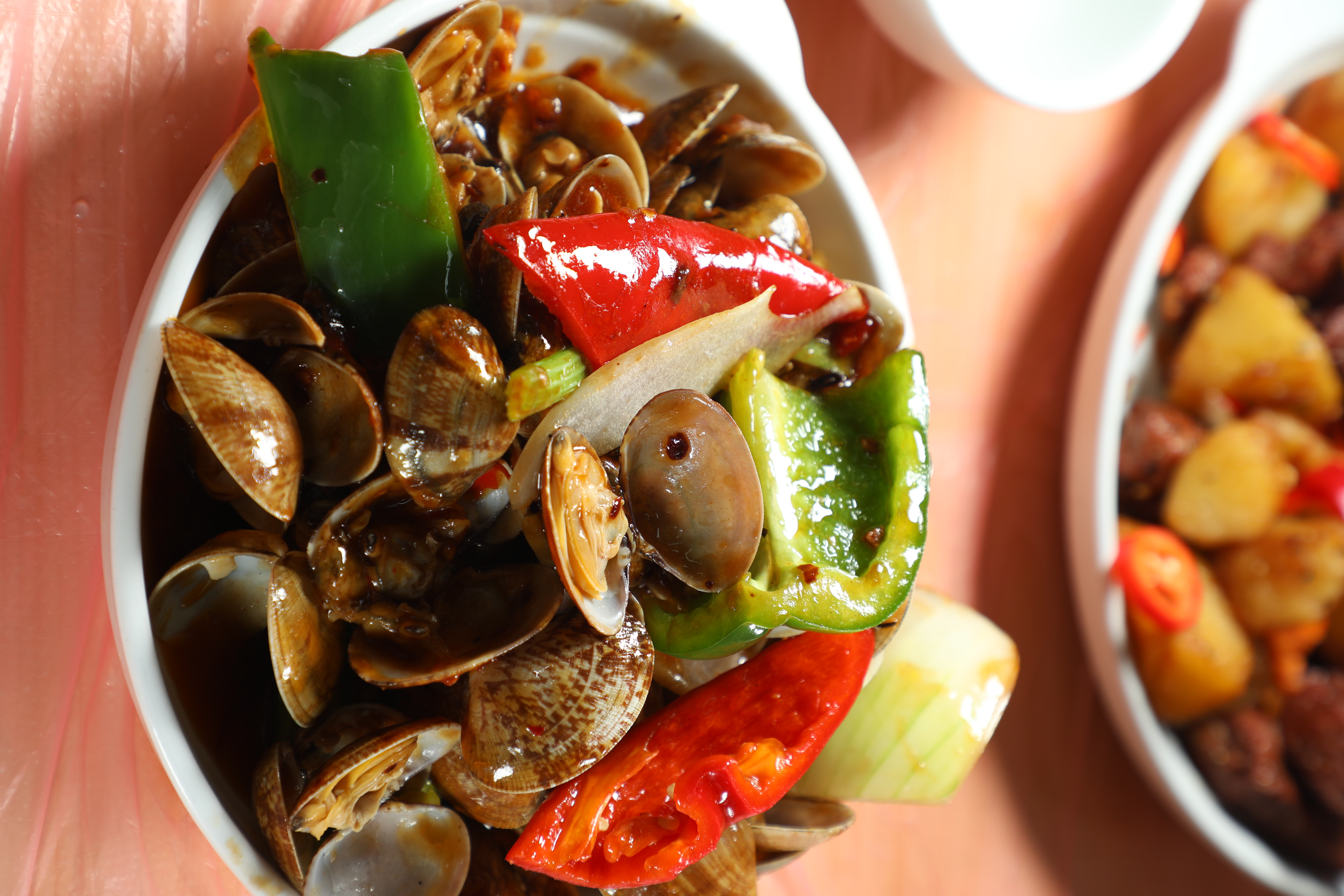 口味較重的「豉椒炒蜆」，是每桌必點的下酒菜。（港幣108元／份）