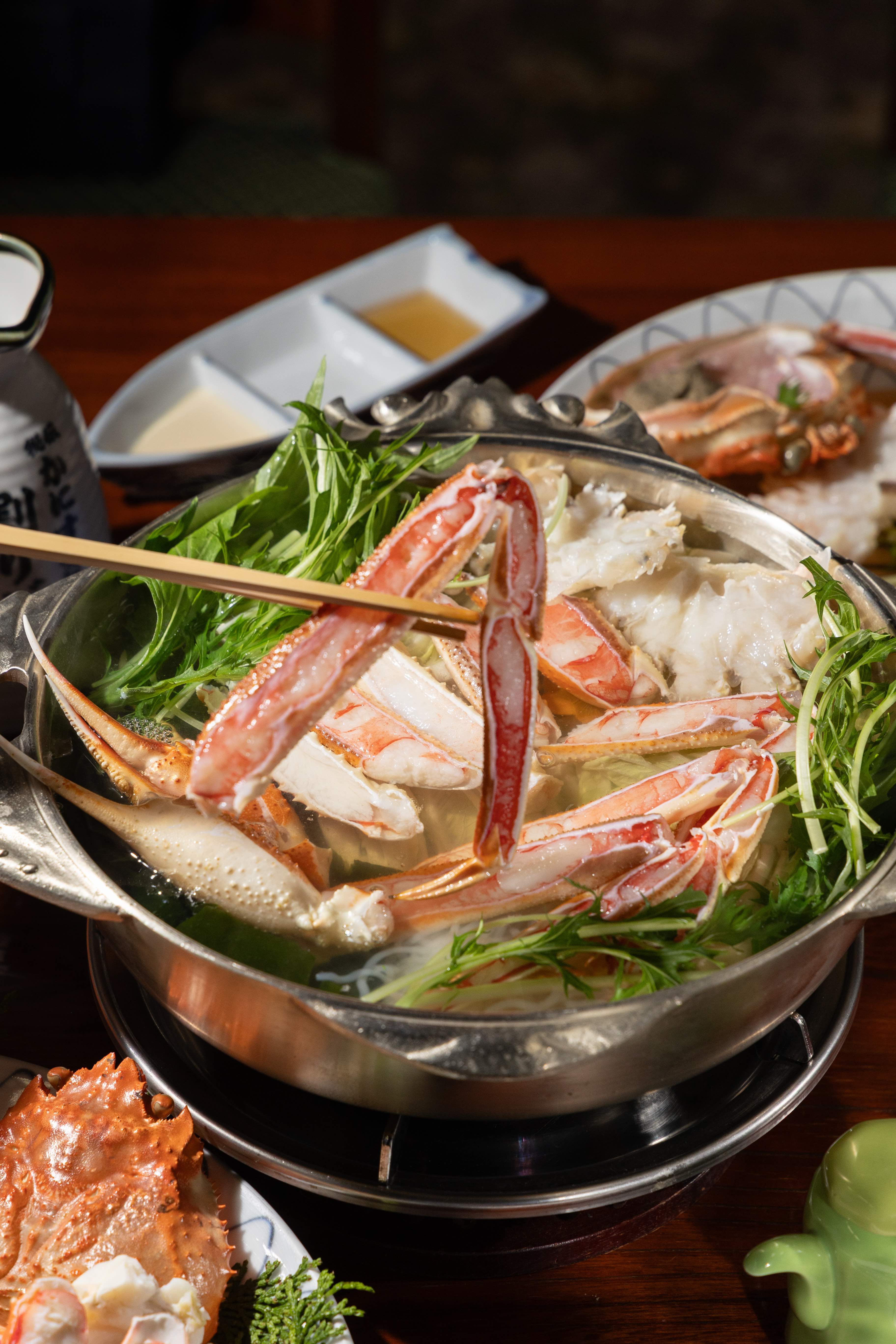 「ズワイかにすき」以秘傳高湯慢煮，將北海道松葉蟹的鮮甜與蔬菜的精華融入湯底，最後加入白飯煮成美味雜炊。（6,500日圓／一人份，約NT$1,288）