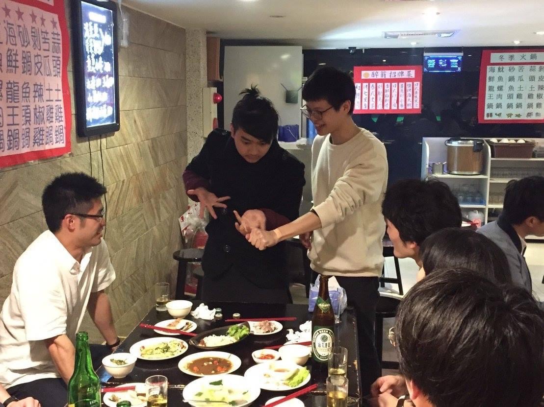 鄒秉勳曾在熱炒店逐桌表演魔術,他說將近1年時間修煉的是心理素質。(翻攝自幻術大仙臉書)