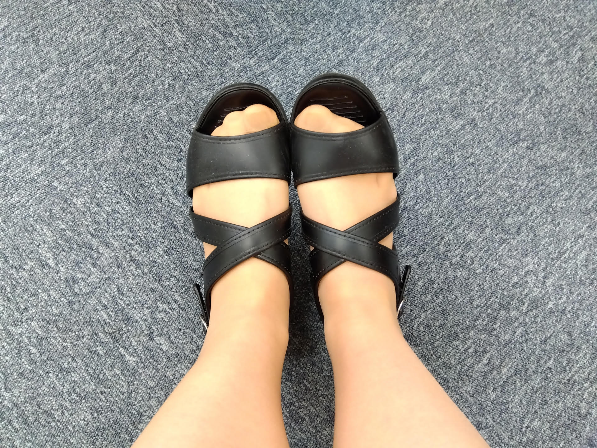 被騙老翁與女車手相約面交取錢，沒想到對方脫鞋後腳飄出臭味。（示意圖，photoAC）