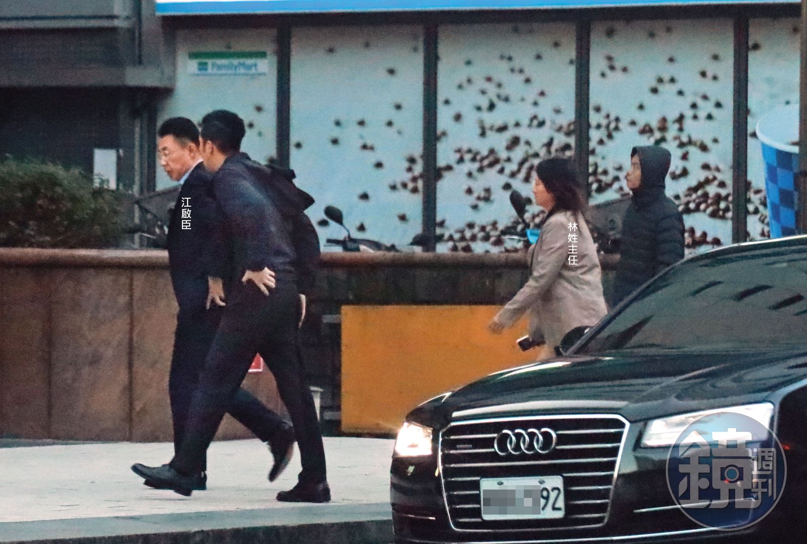 08：06 專訪結束後江啟臣步出媒體所在的大樓，林姓主任隨侍在側