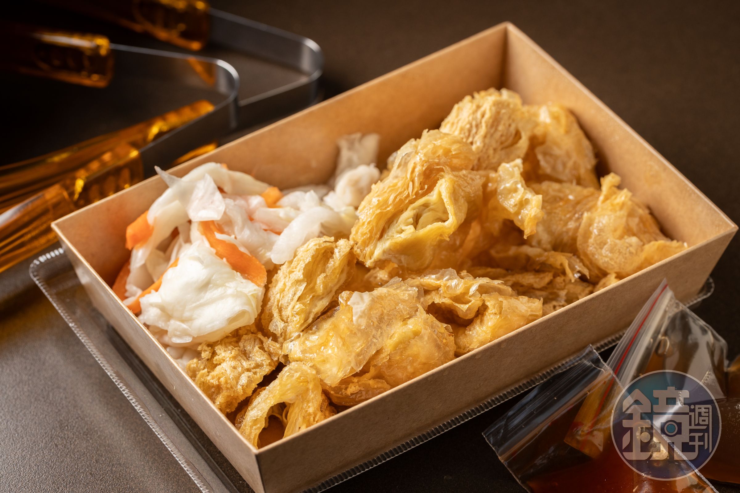 老饕必點的「養生豆皮」使用高濃度豆漿製成，且現晾現炸，可搭配泡菜一起吃。（60元／份）