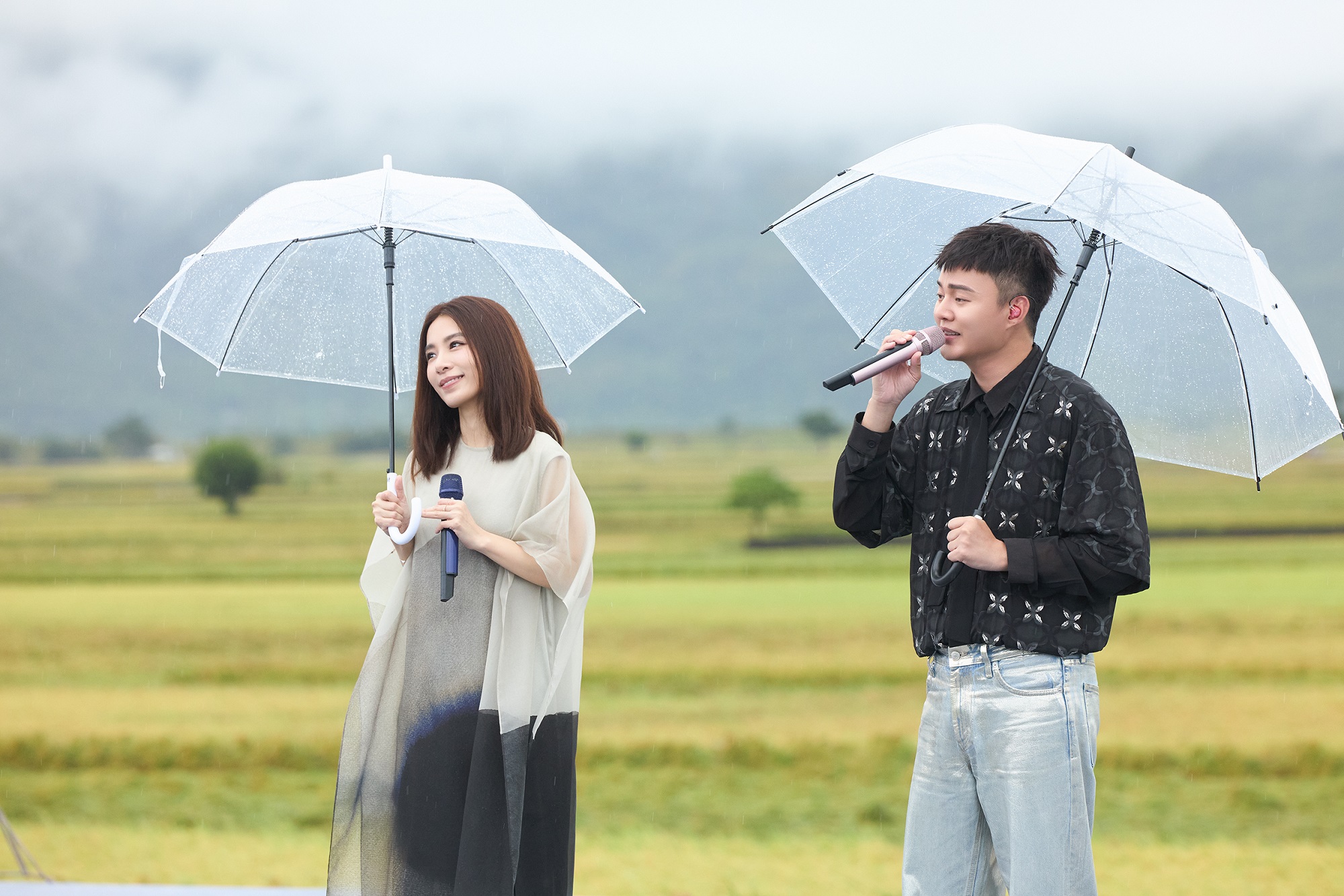 節目終曲由田馥甄(左)與許富凱(右)合唱〈純情青春夢〉。(台灣好基金會提供)