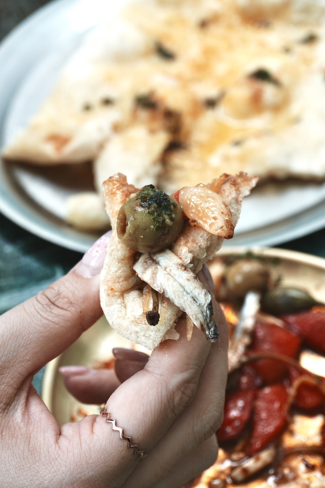 耶路撒冷小菜「Mezze」除了單吃,也能包入現烤中東拉法餅,打造自己專屬風味的耶路薩冷Pizza。
