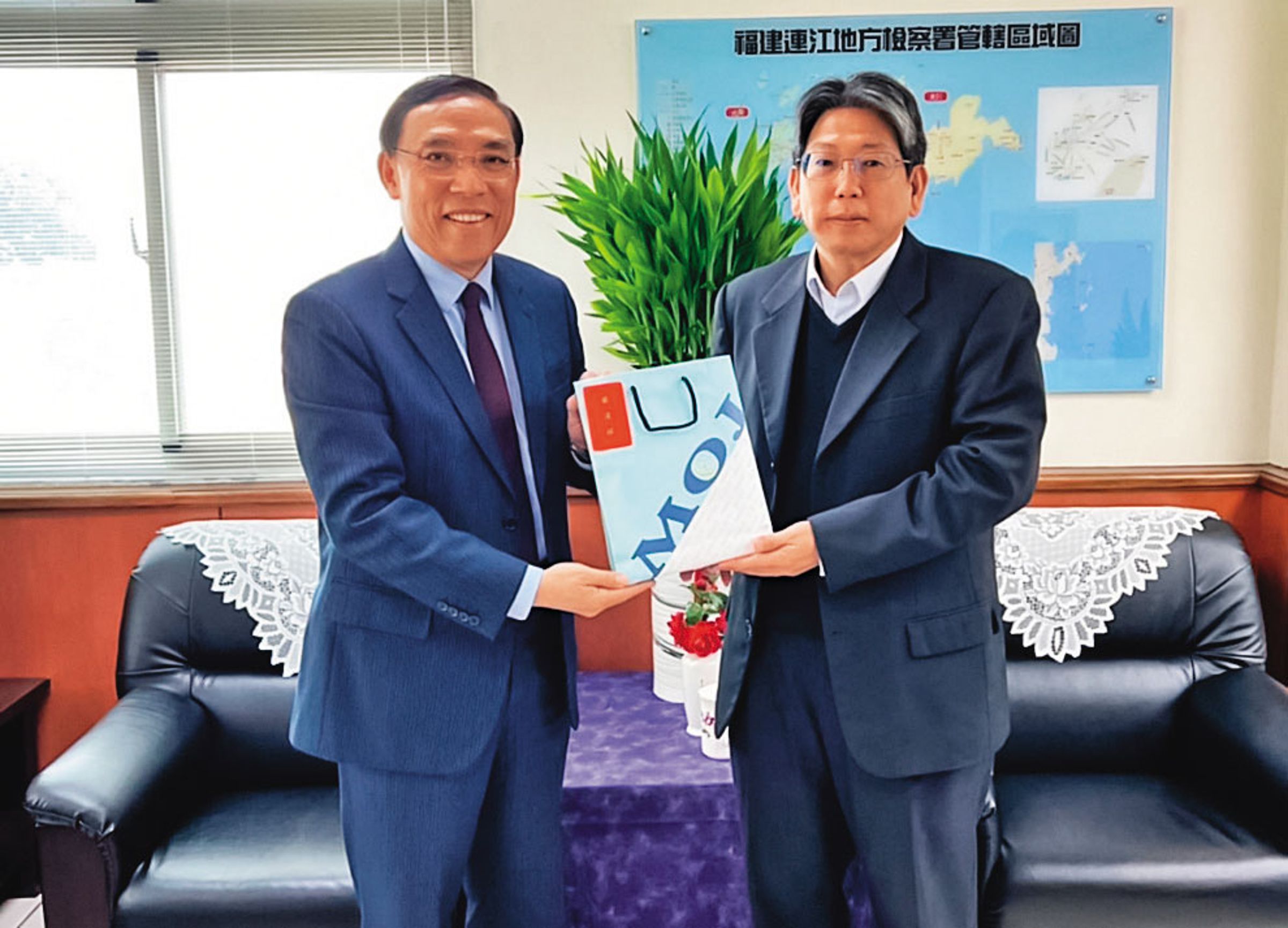 連江地檢署檢察長謝謂誠(右)在前法務部長蔡清祥任內獲拔擢,月底恐遭拔官下台。(翻攝連江地檢署官網)
