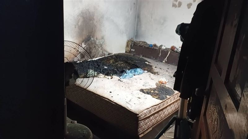 新北市新店區一對夫妻吵架，丈夫氣不過竟然持打火機縱火燒床。（翻攝畫面）