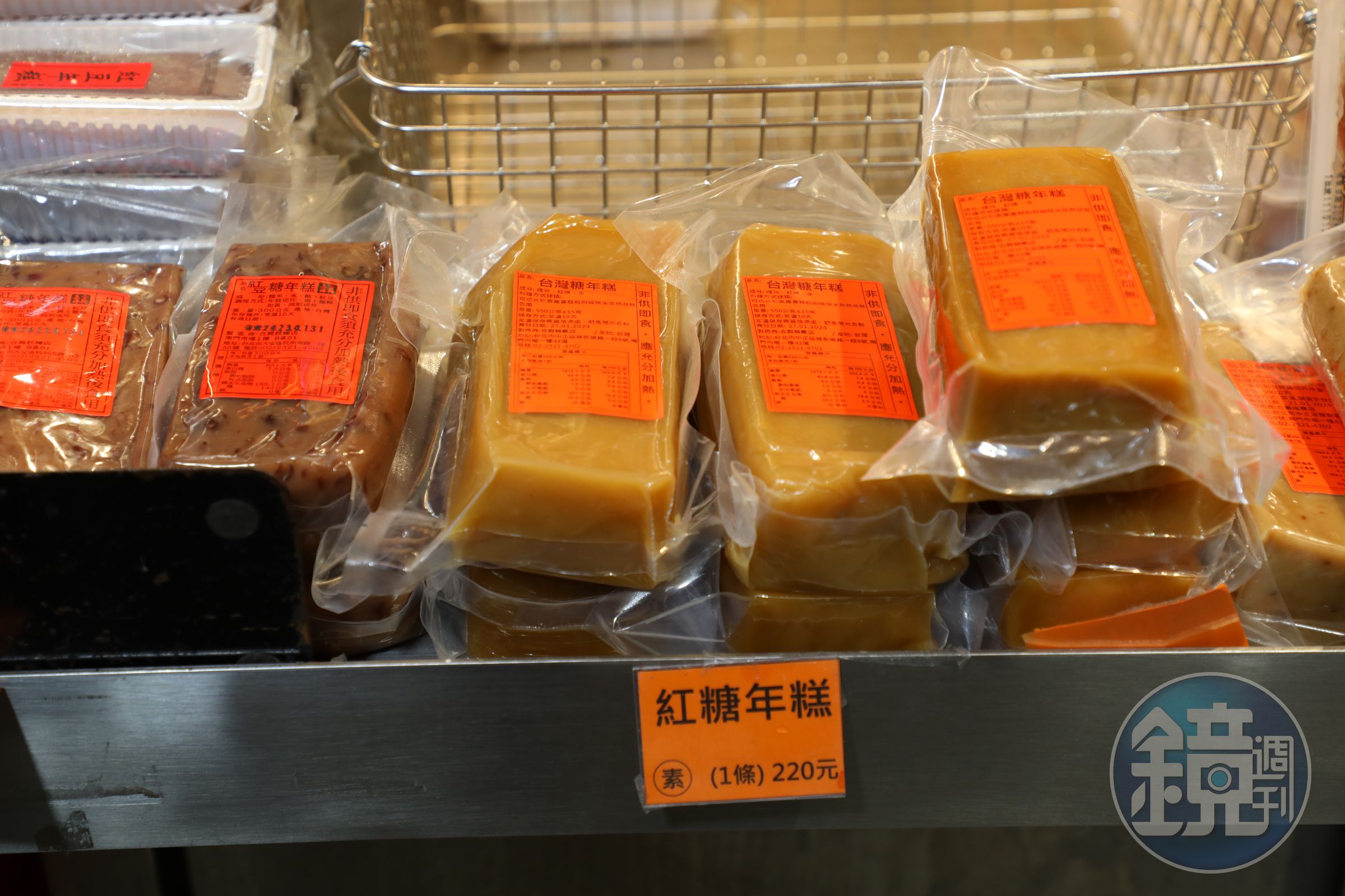 長條形的「台灣糖年糕」以圓糯米為主材料,口感偏軟,可沾雞蛋或麵粉煎炸。(220元/條)