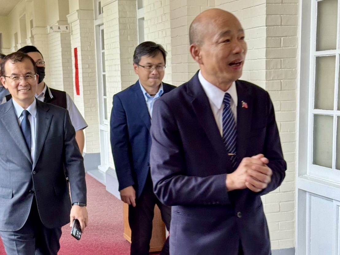 韓國瑜院長辦公室主任許原榮（右2），宣布投入北市松信議員選舉。