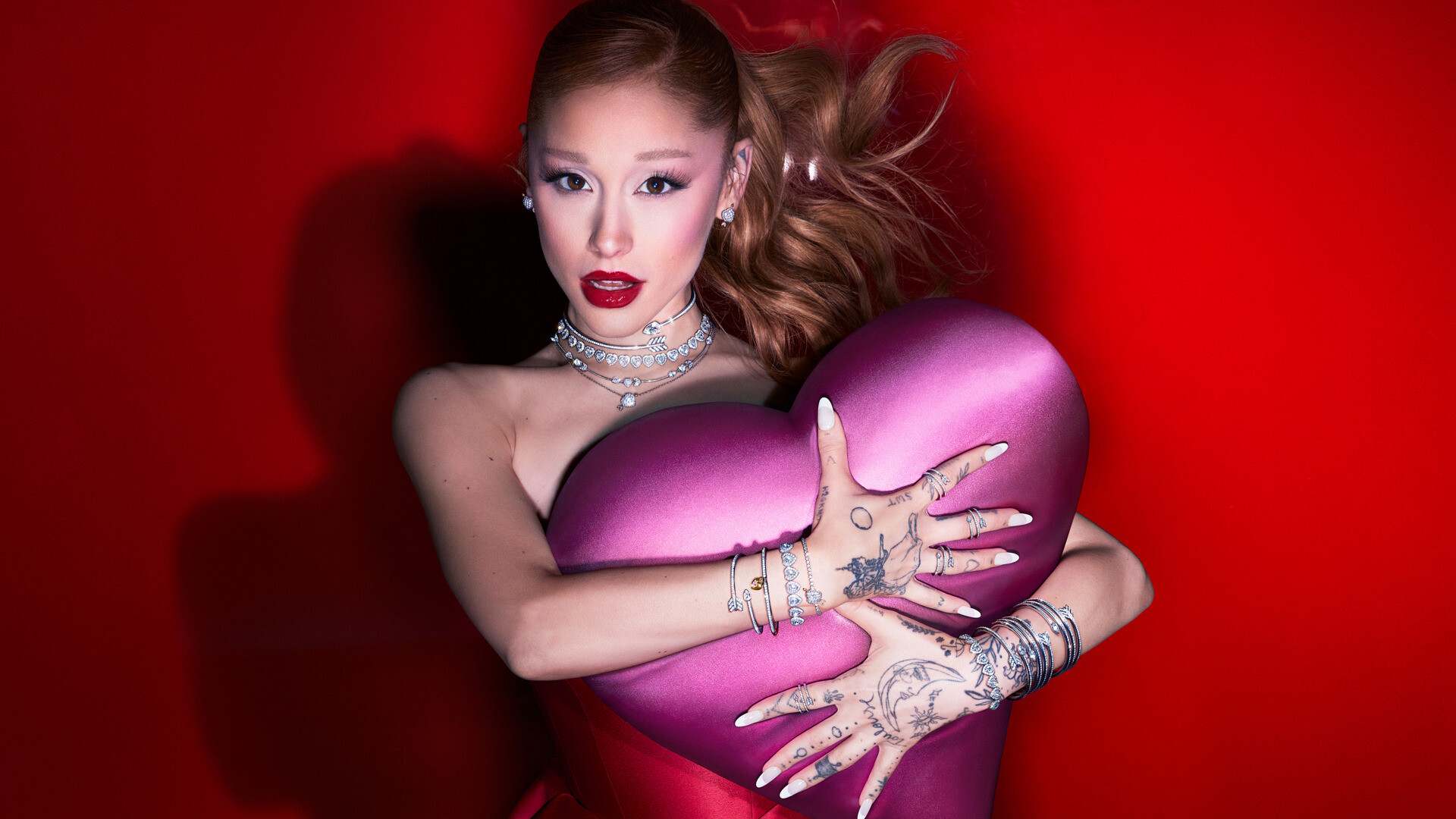 SWAROVSKI全球品牌代言人Ariana Grande演繹情人節Charming Love系列（SWAROVSKI提供）