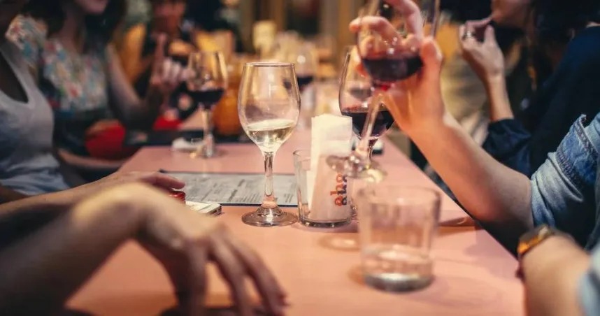 現在單身男女除了透過網路交友外，也有不少人透過親友介紹對象。示意圖。 （翻攝自pexels）