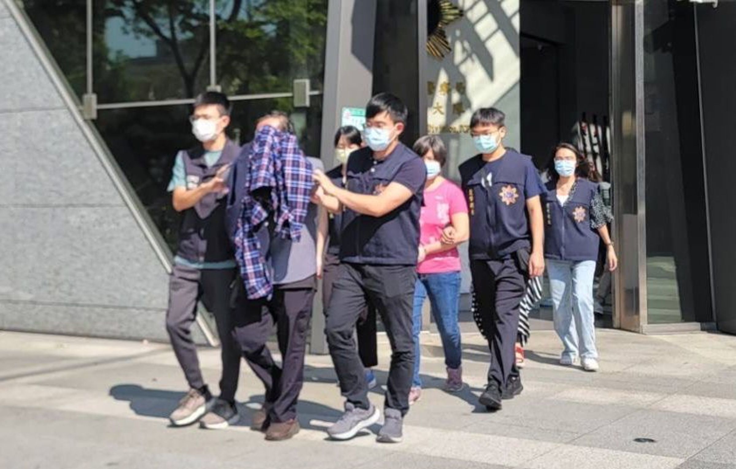 台北市刑警大隊逮捕涉嫌造假人頭詐領補助的林姓長照機構負責人等9人到案。(台北市刑大提供)