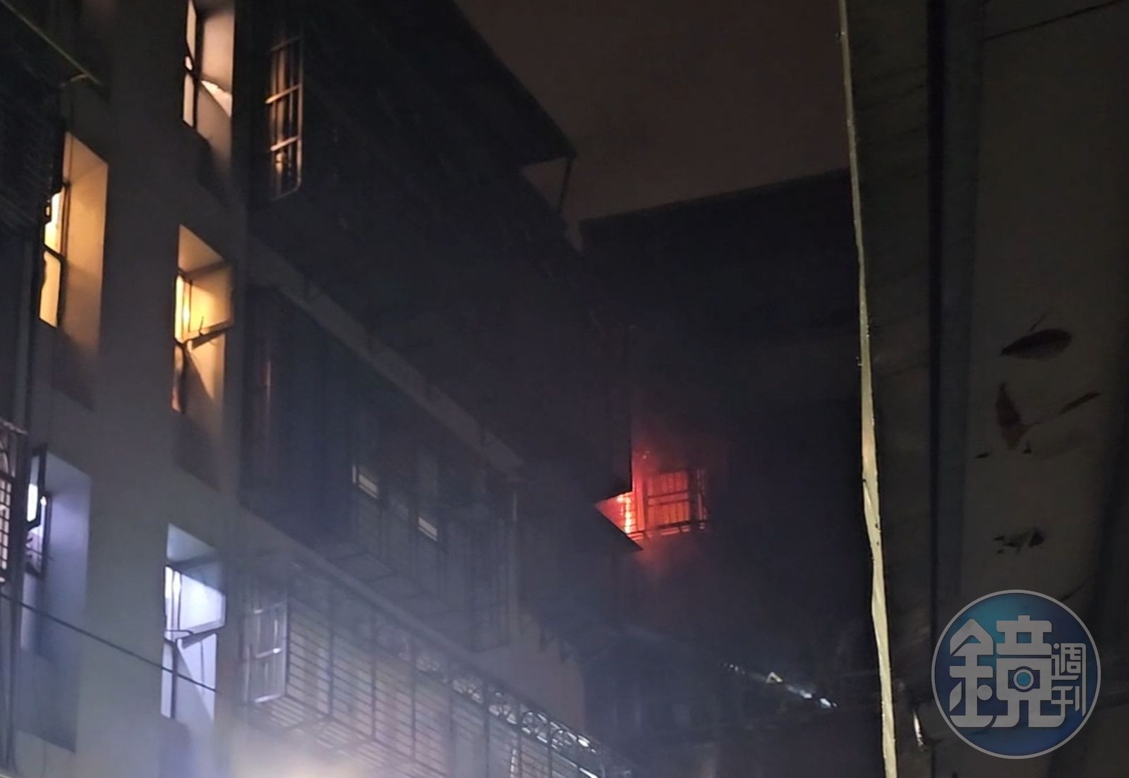 內湖公寓4樓竄火舌冒濃煙 3送醫33住戶疏散