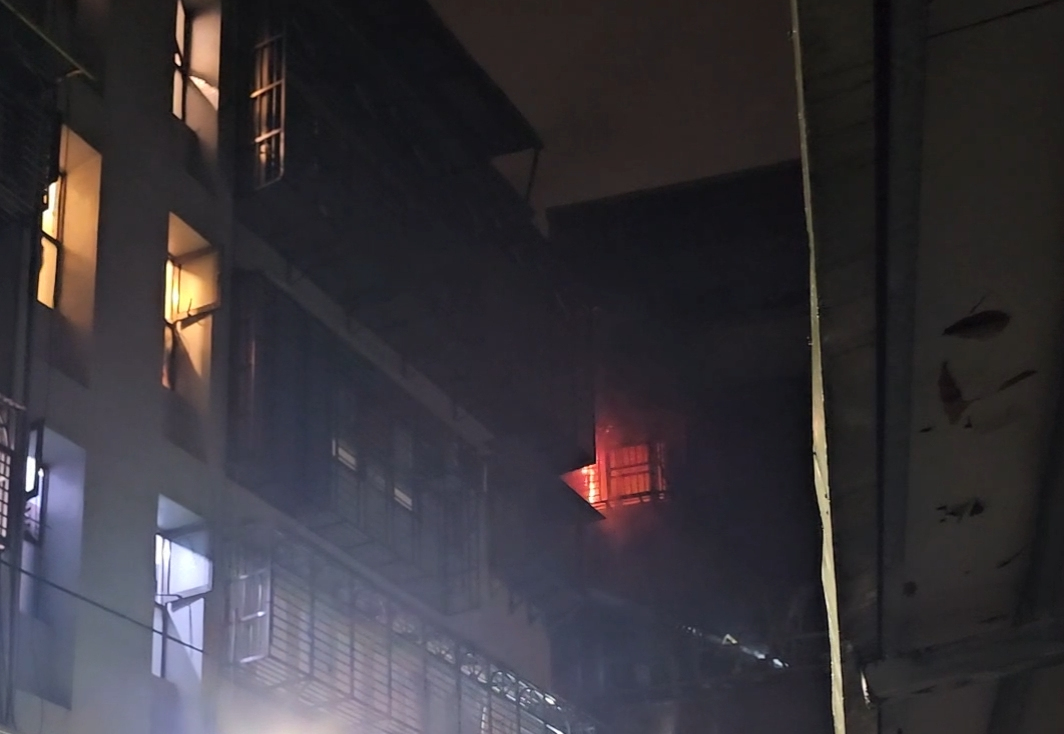 內湖區民權東路一東4樓公寓8日晚間發生火警，造成3人送醫33住戶疏散。