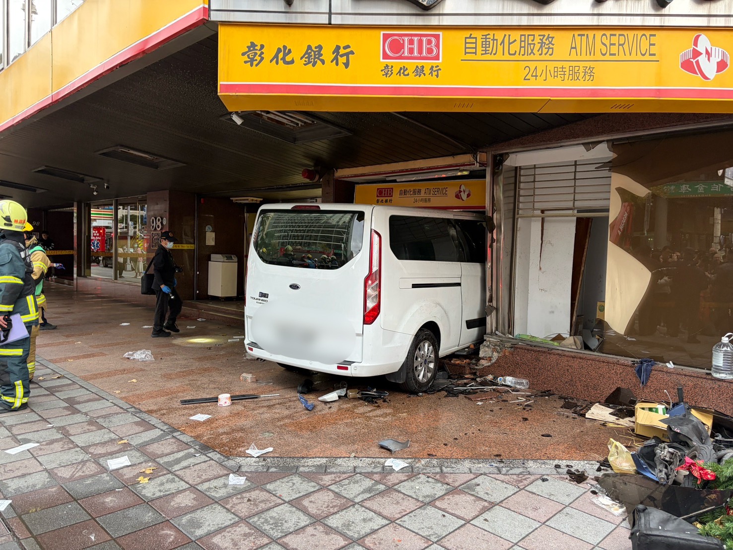 三立電視台採訪車今午失控撞進彰化銀行，造成10人輕重傷。（警方提供）