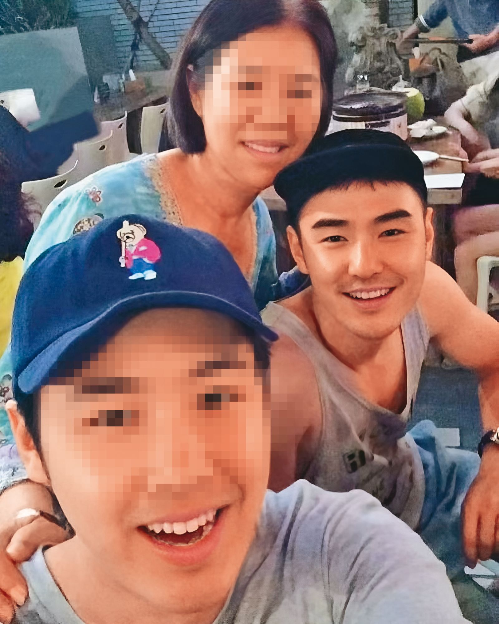 阮經天（右）非常孝順，砸重金裝修房屋讓母親（中）養老，但母親去年因病離世，令他悲痛停工半年。（翻攝自阮經天IG）