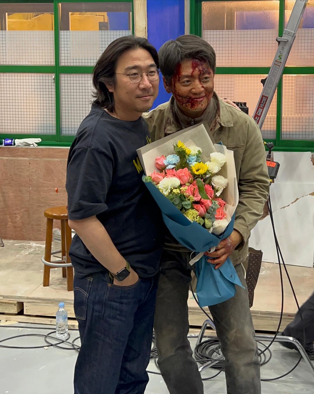 趙福來（右）殺青後與導演朴仁濟合影。（翻攝自趙福來Instagram）