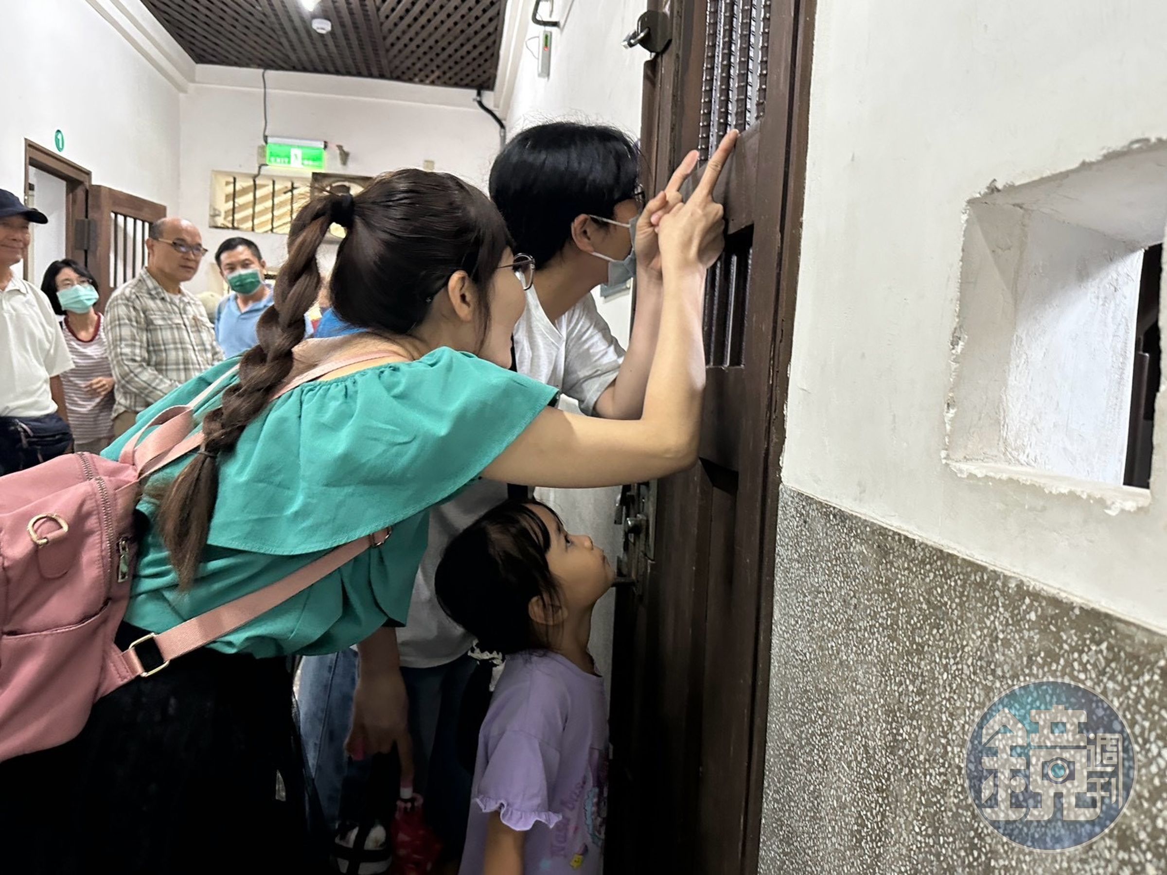 新住民及其子女探究舍房內部構造。