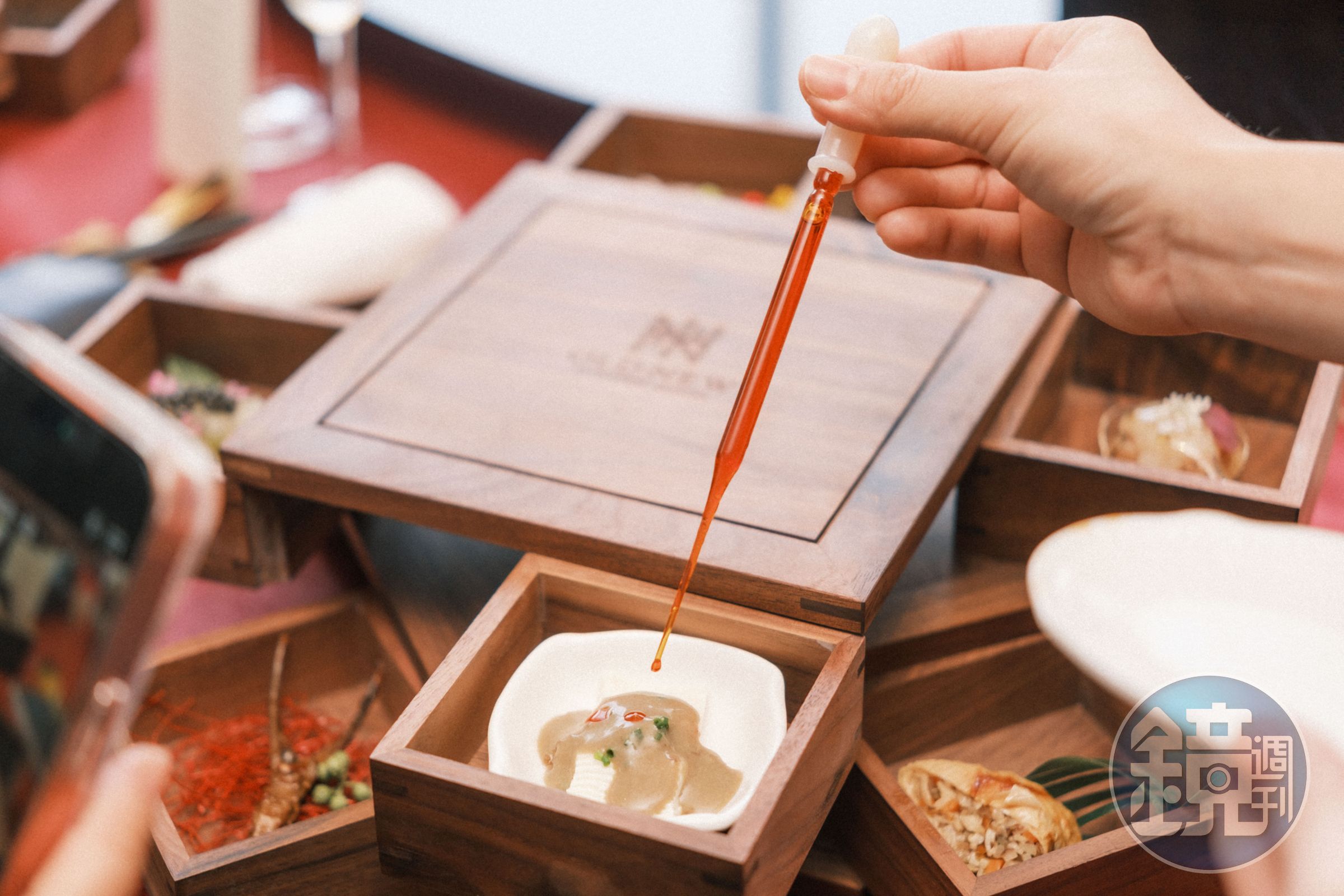 「辣妹皮蛋醬豆腐」的辣度令單純的麻醬與豆腐多了層次感。（老新台菜提供）