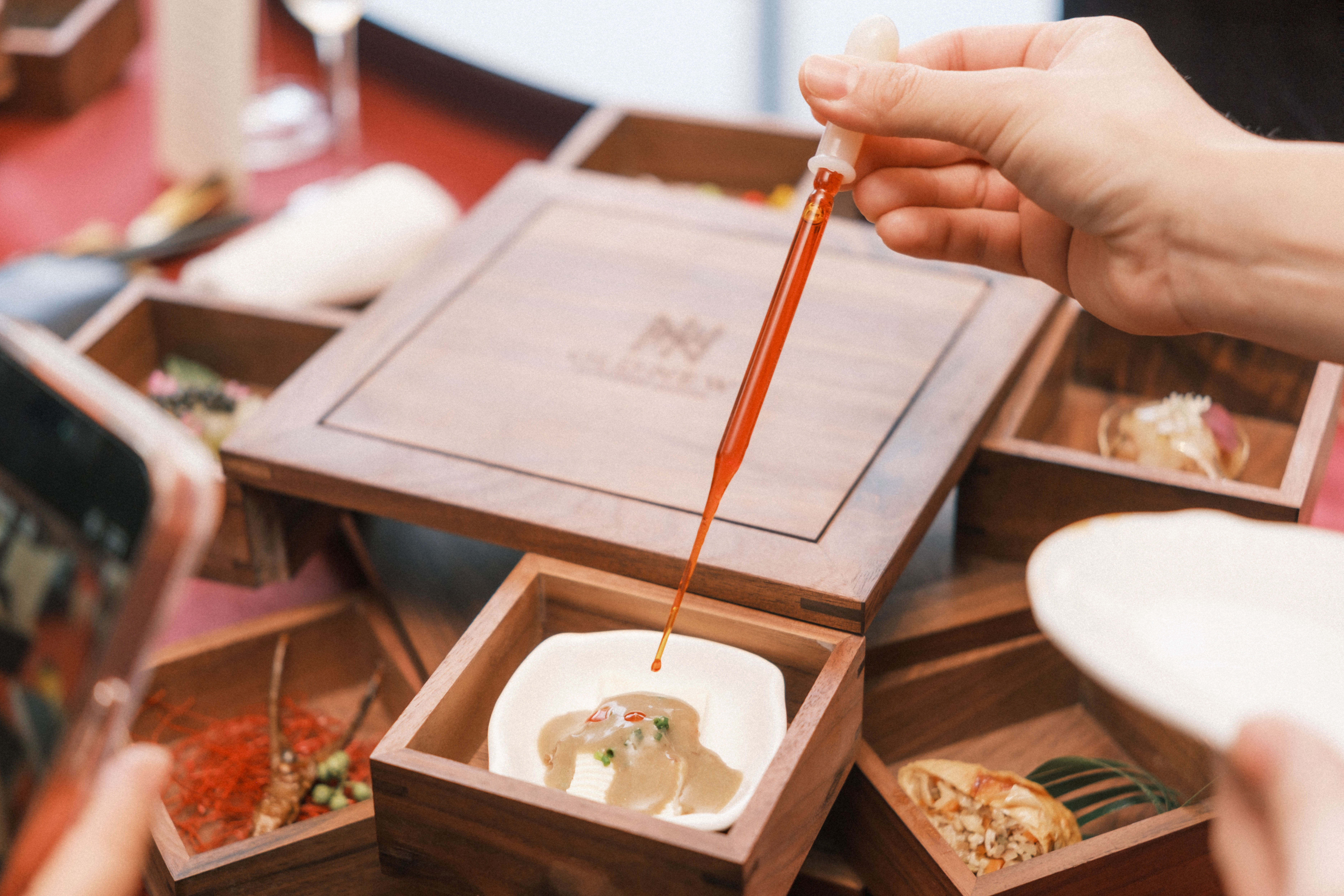 「辣妹皮蛋醬豆腐」的辣度令單純的麻醬與豆腐多了層次感。（老新台菜提供）