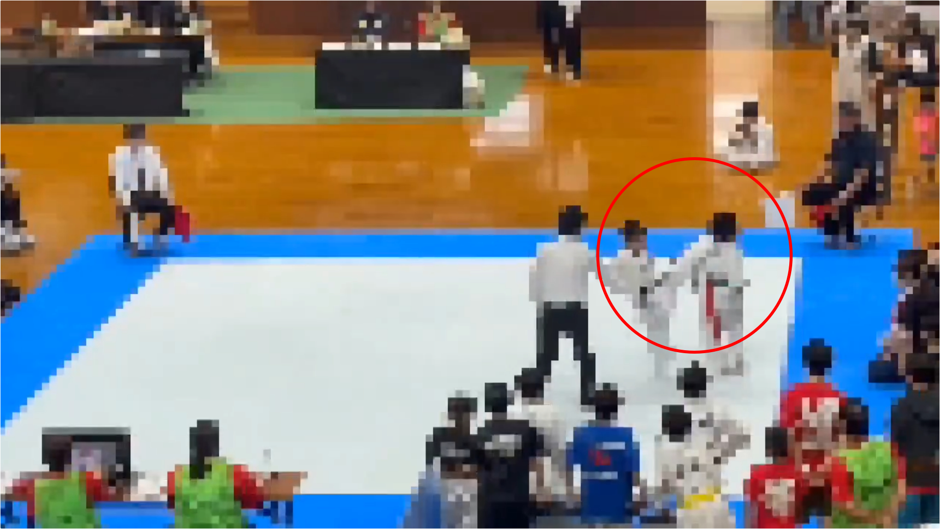 空手道賽事中，男童趁暫停空檔，惡意攻擊對手後腦。（翻攝@MIYAMOTO73046）