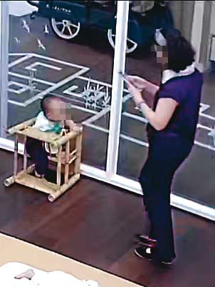 A妻指控托嬰中心主任(右)多次進出教室,卻對被綁在椅上哭喊的嬰孩視而不見,事後還推稱毫不知情。(讀者提供)