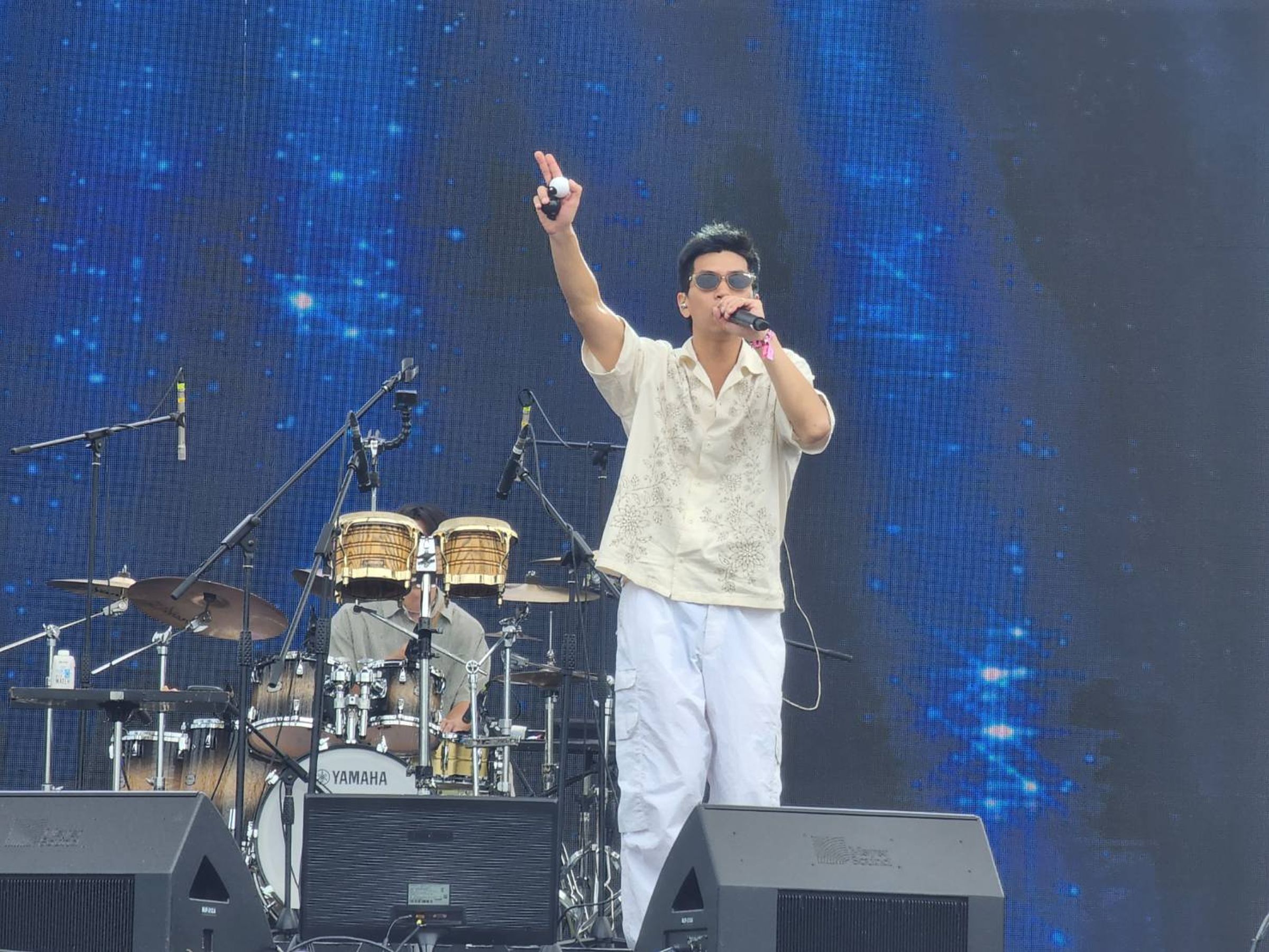 創作歌手雷擎在韓國釜山搖滾音樂節表演,將原住民傳統謠唱編入歌曲,讓韓國觀眾感受臺灣歌曲魅力。(北流提供)