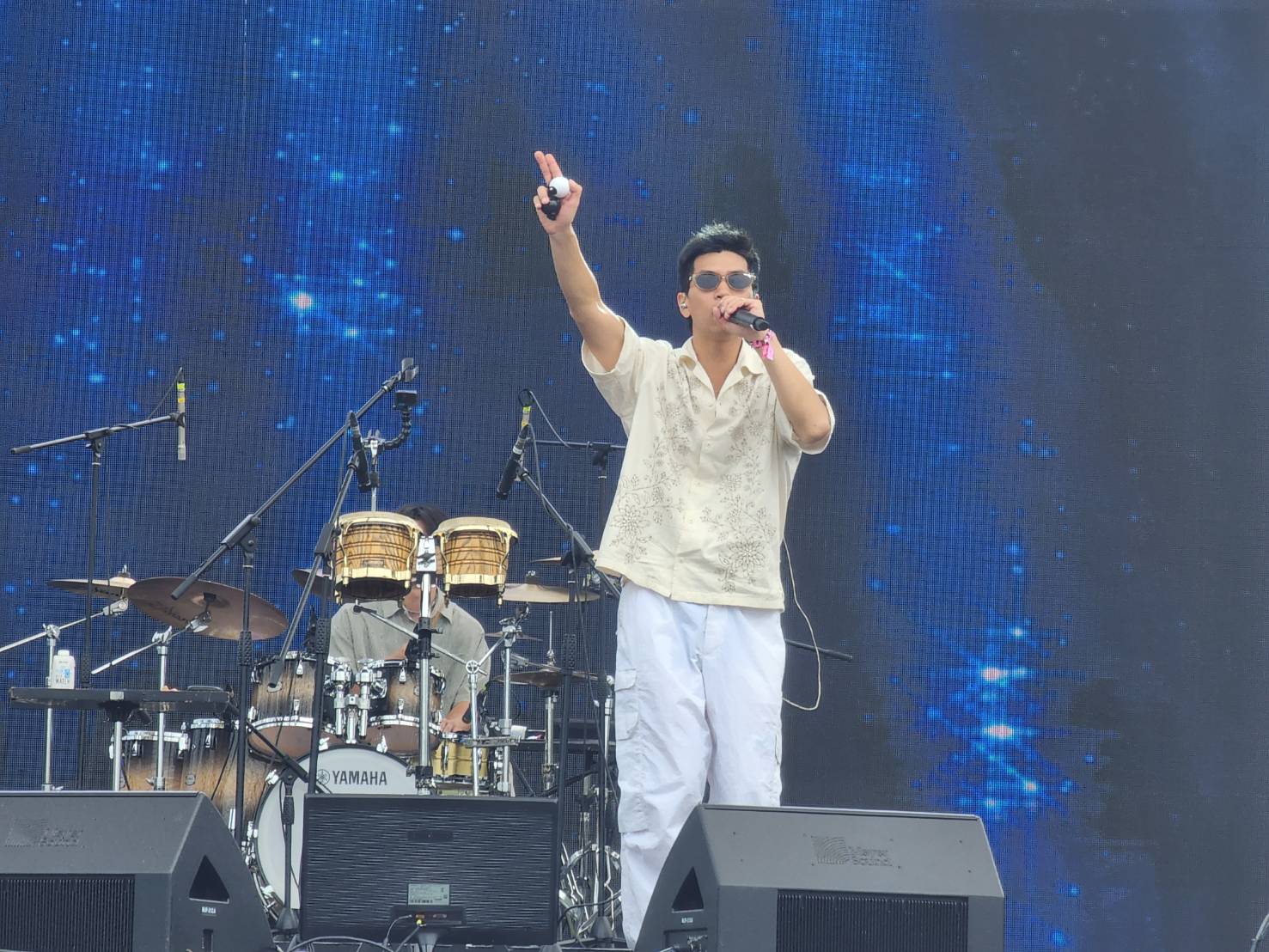 創作歌手雷擎在韓國釜山搖滾音樂節表演，將原住民傳統謠唱編入歌曲，讓韓國觀眾感受臺灣歌曲魅力。（北流提供）