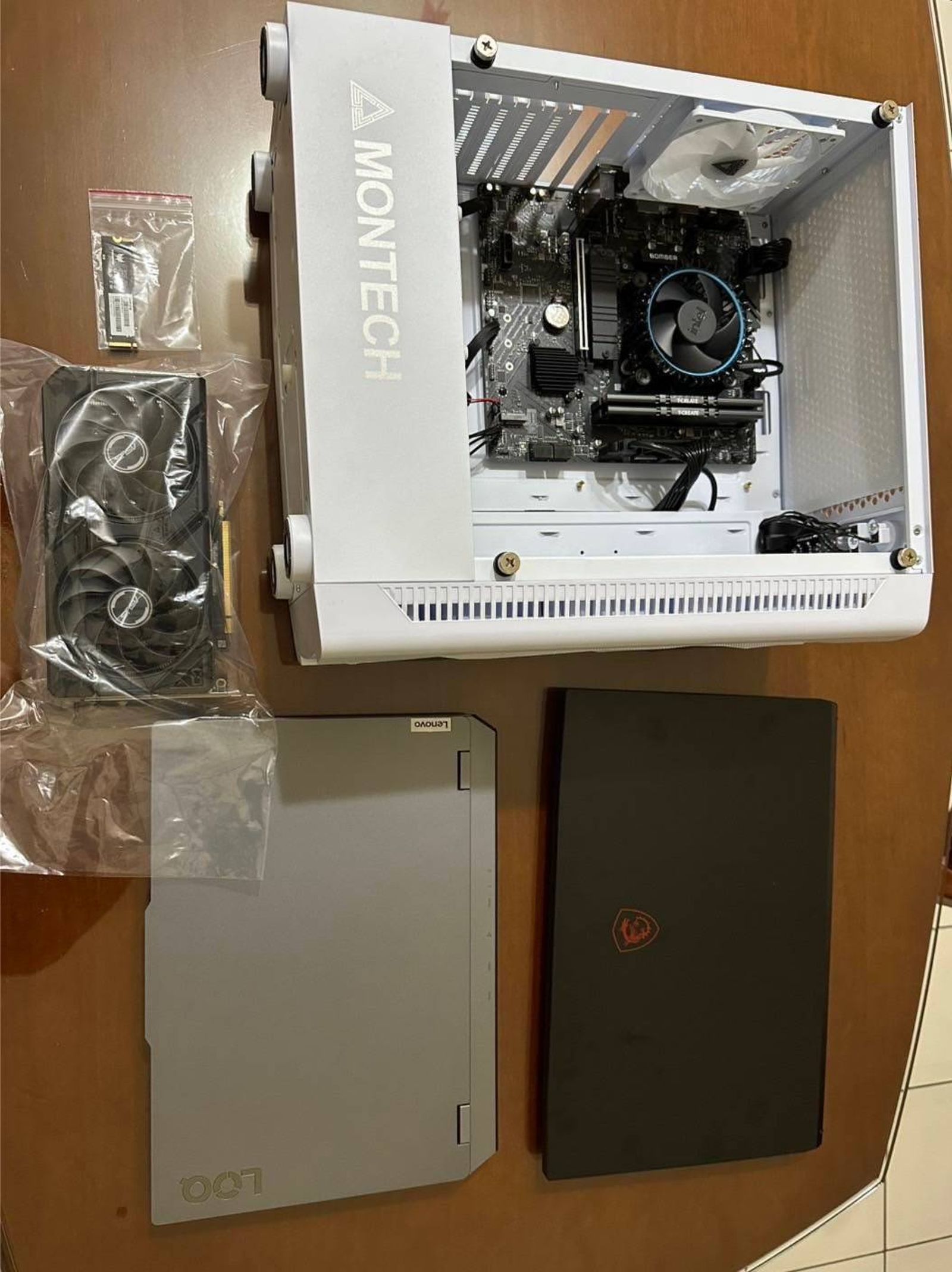 警方在戴男住處當場查扣偷來的電腦設備。(翻攝畫面)