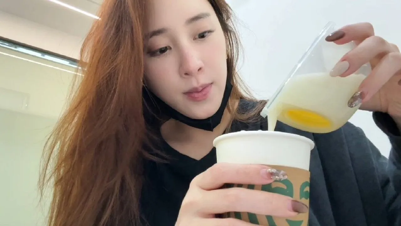 星二代歐陽妮妮在節目中還原當時歐陽娜娜喝「母乳咖啡」上熱搜一事。(翻攝歐陽妮妮小紅書)