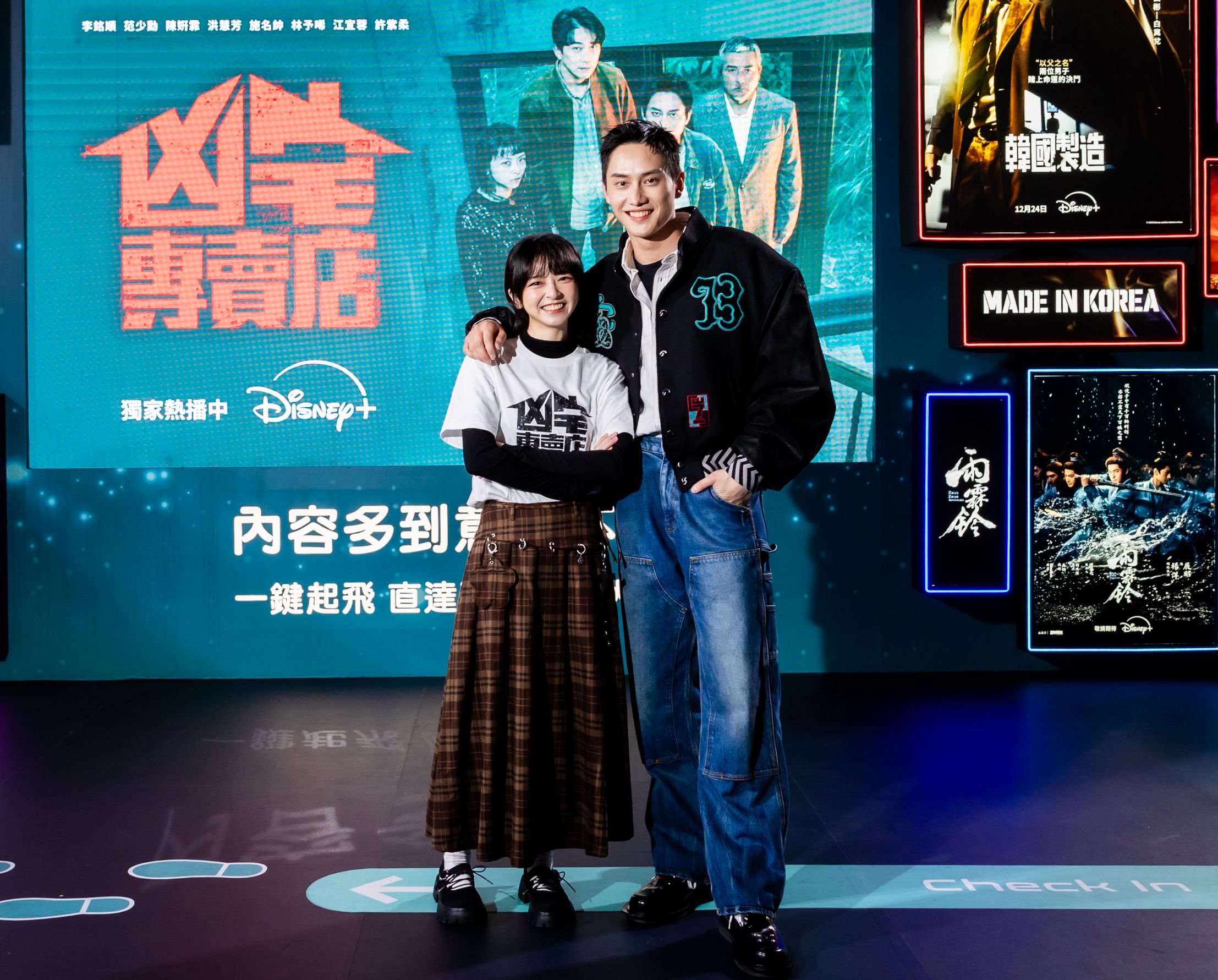 圖說范少勳、陳姸霏為影集《凶宅專賣店》驚喜化身房仲快閃街頭。（Disney+提供）