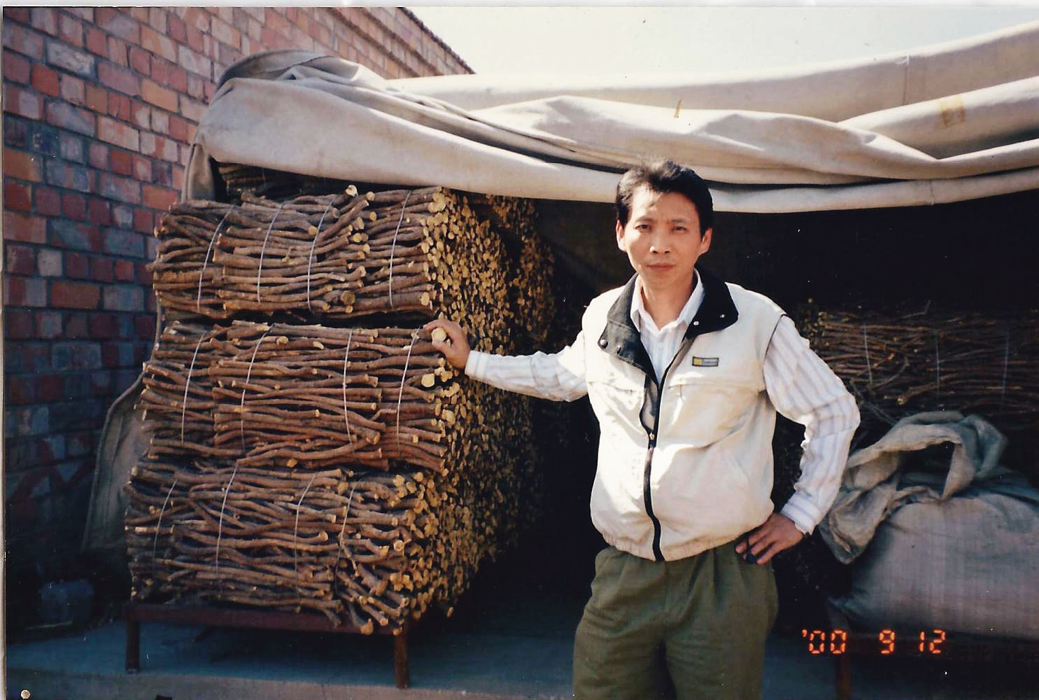吳瀛洲曾到內蒙古看甘草產地，瞭解藥材品質。（登義提供）