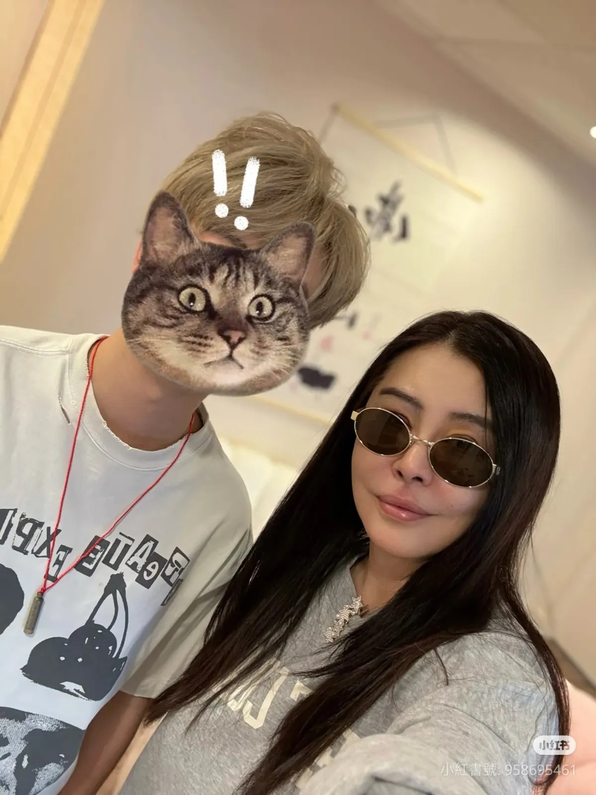 與粉絲合照,或是在外被偷拍,王祖賢幾乎都會戴上帽子或口罩避免被拍到不好看的照片。(微博圖片)