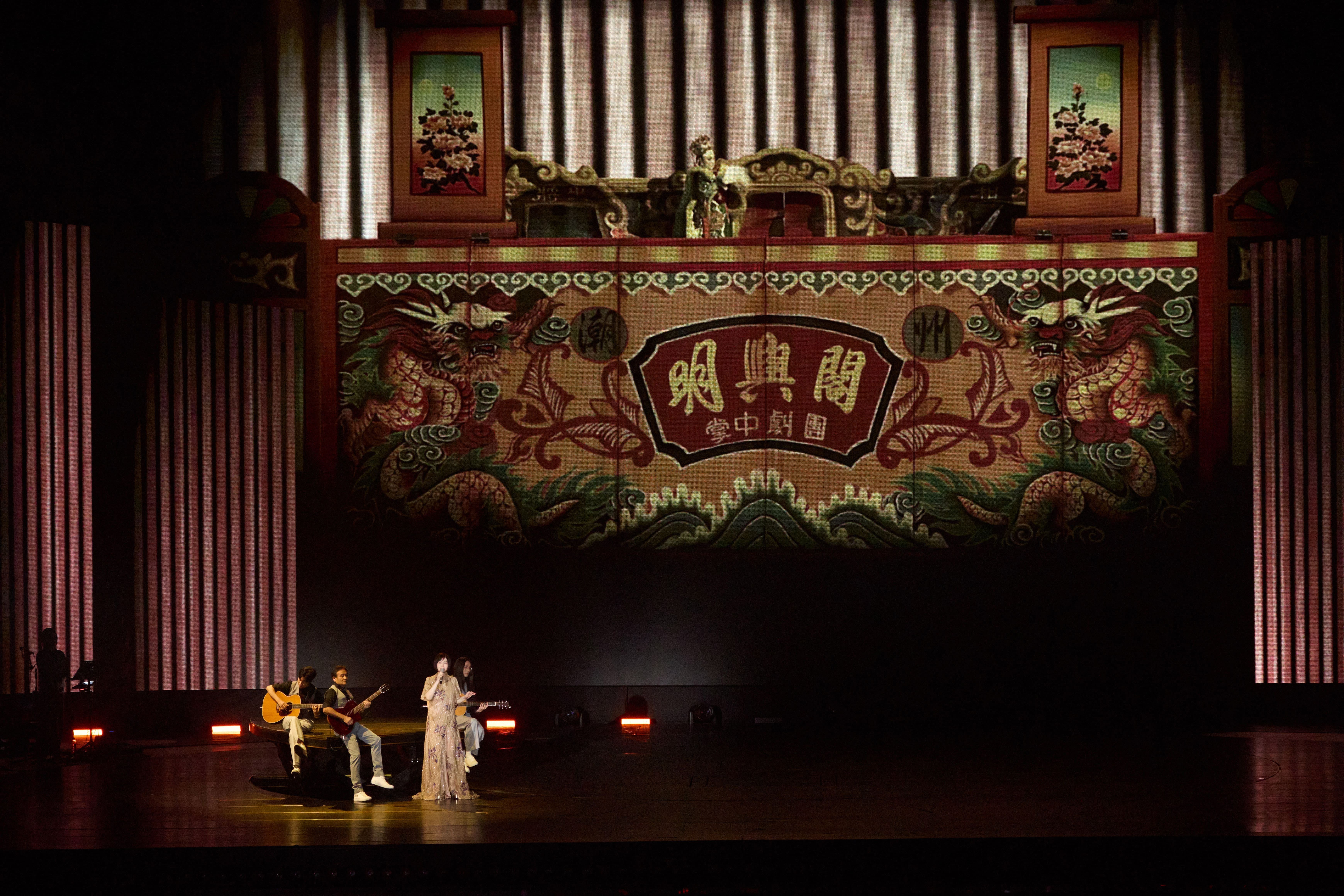 江蕙感謝成立了68年的明興閣，陪著她演出23場，台上演出的故事就是她小時候的生活。（寬宏藝術提供）