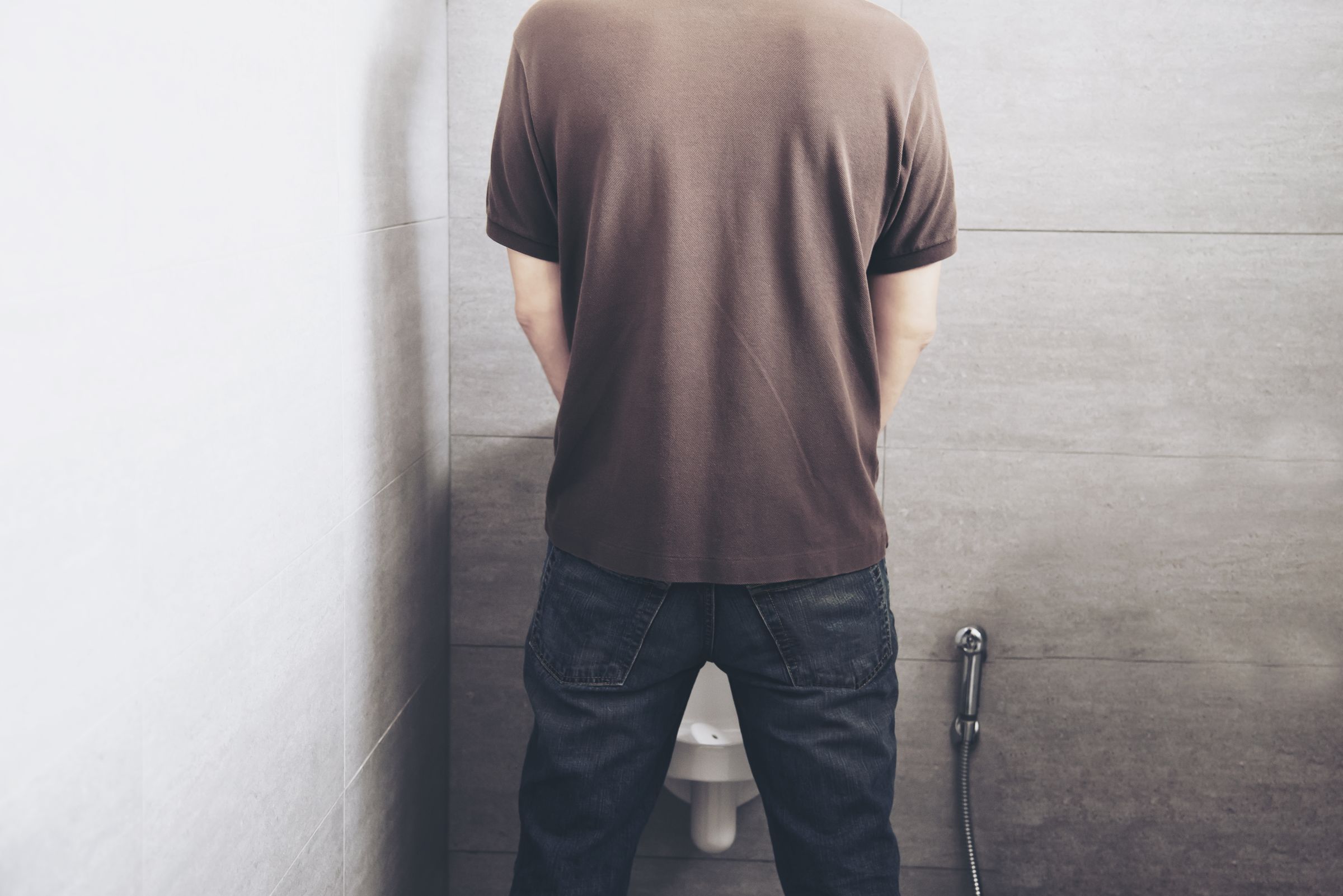 中國又有尿尿小童,玻璃杯當便斗。(示意圖;翻攝freepik圖庫)