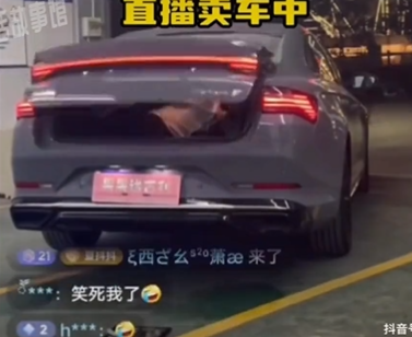 業務躲進後車箱,測試自動控制功能。(翻自X平台)