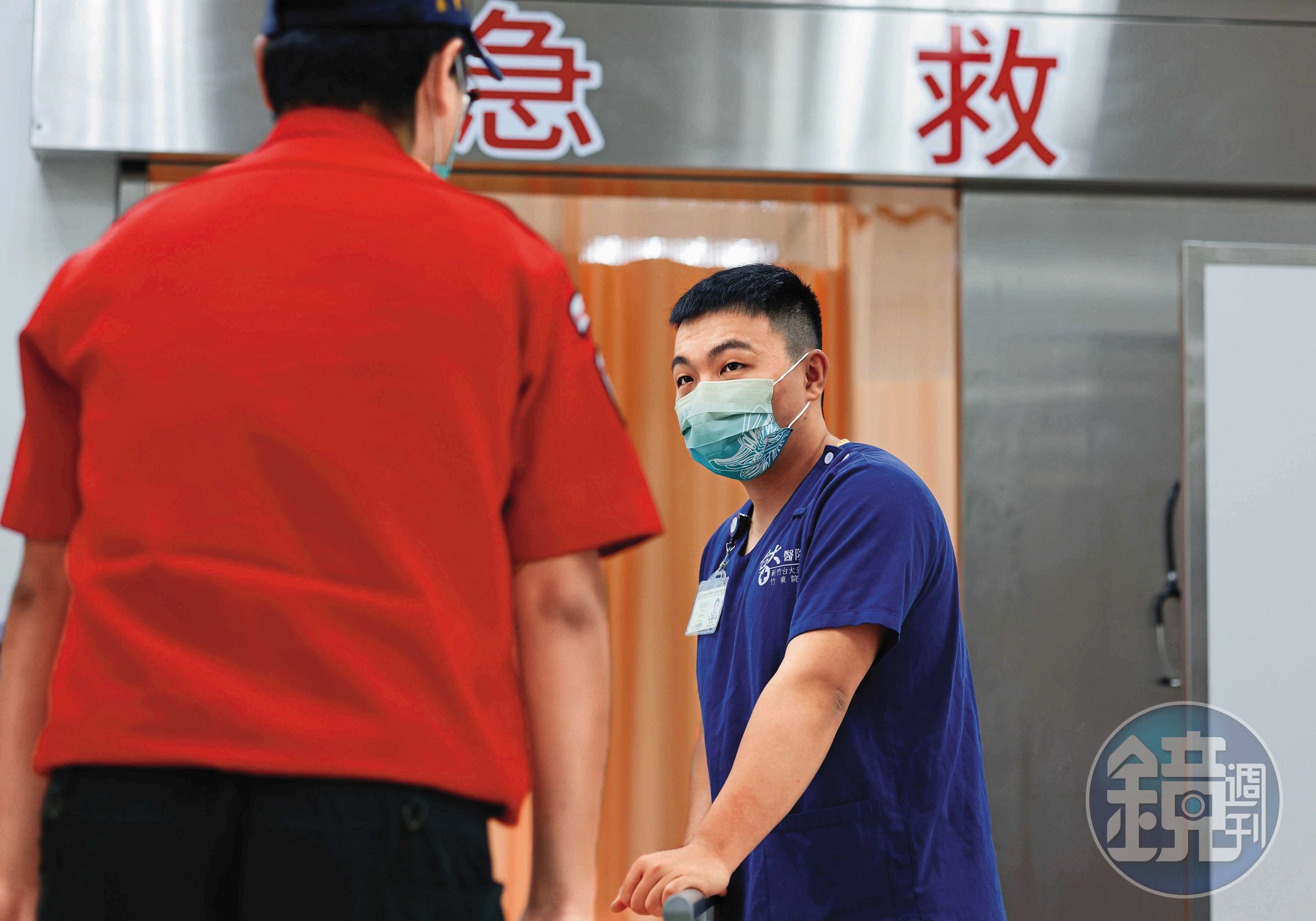 劉威泉在急診室面對的挑戰，不僅需專業知識與高度敏銳的臨場反應，更考驗體力、耐力與心理韌性。（攝影組）