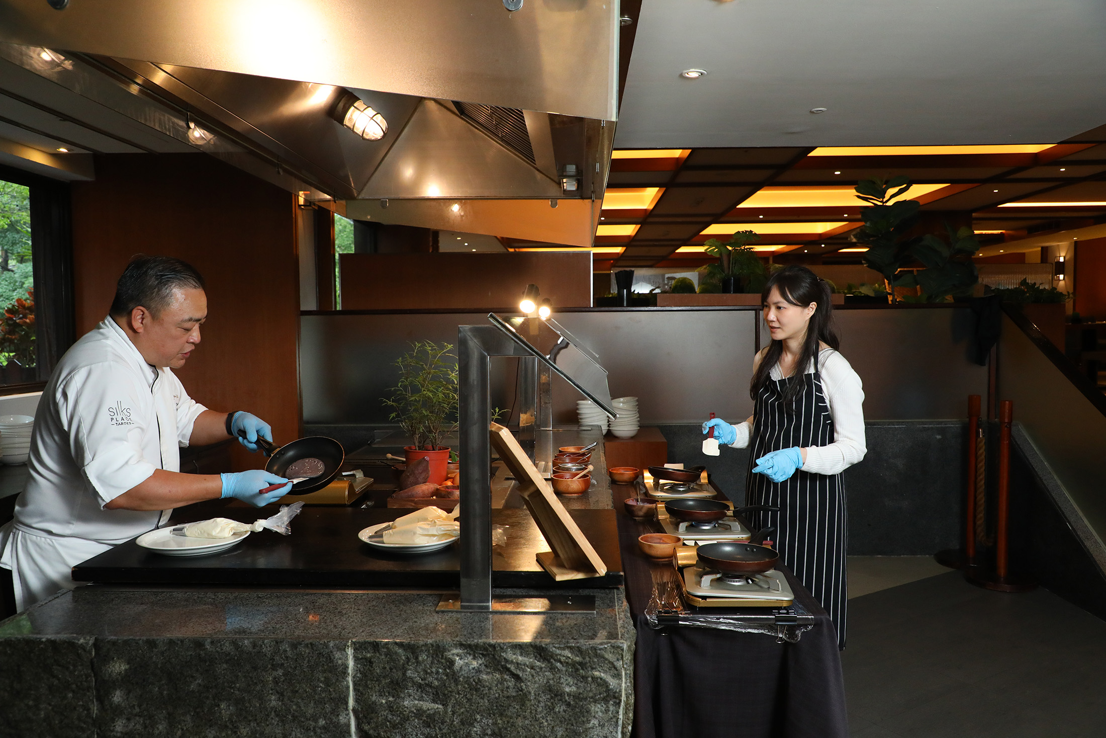 參與體驗「山中小廚房」，可跟著主廚學習用在地食材做出紫薯鬆餅等特色料理。（300元／人）