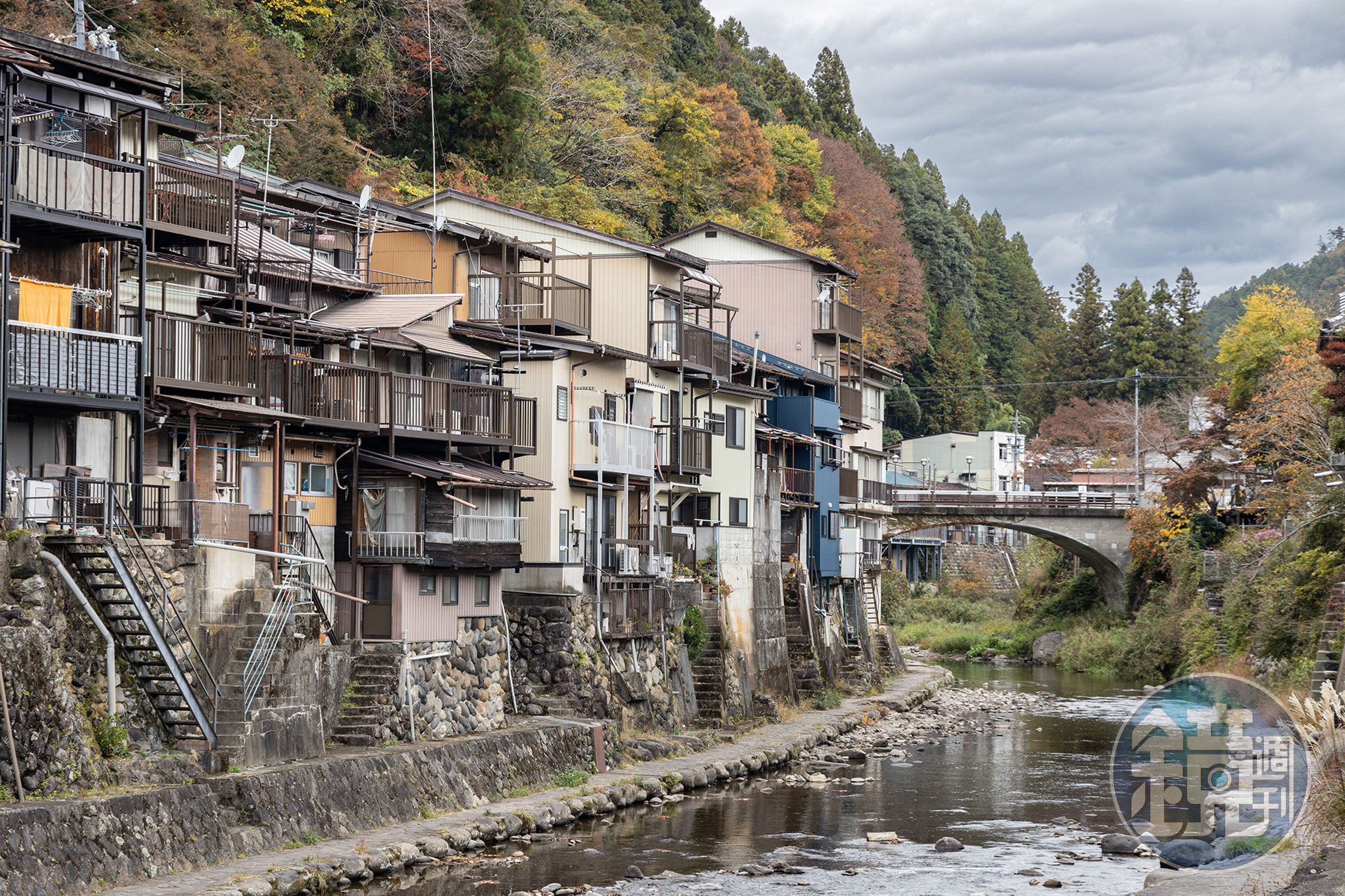 沿著水邊建造的整排住家，讓郡上八幡仍保有濃郁的古樸風情。