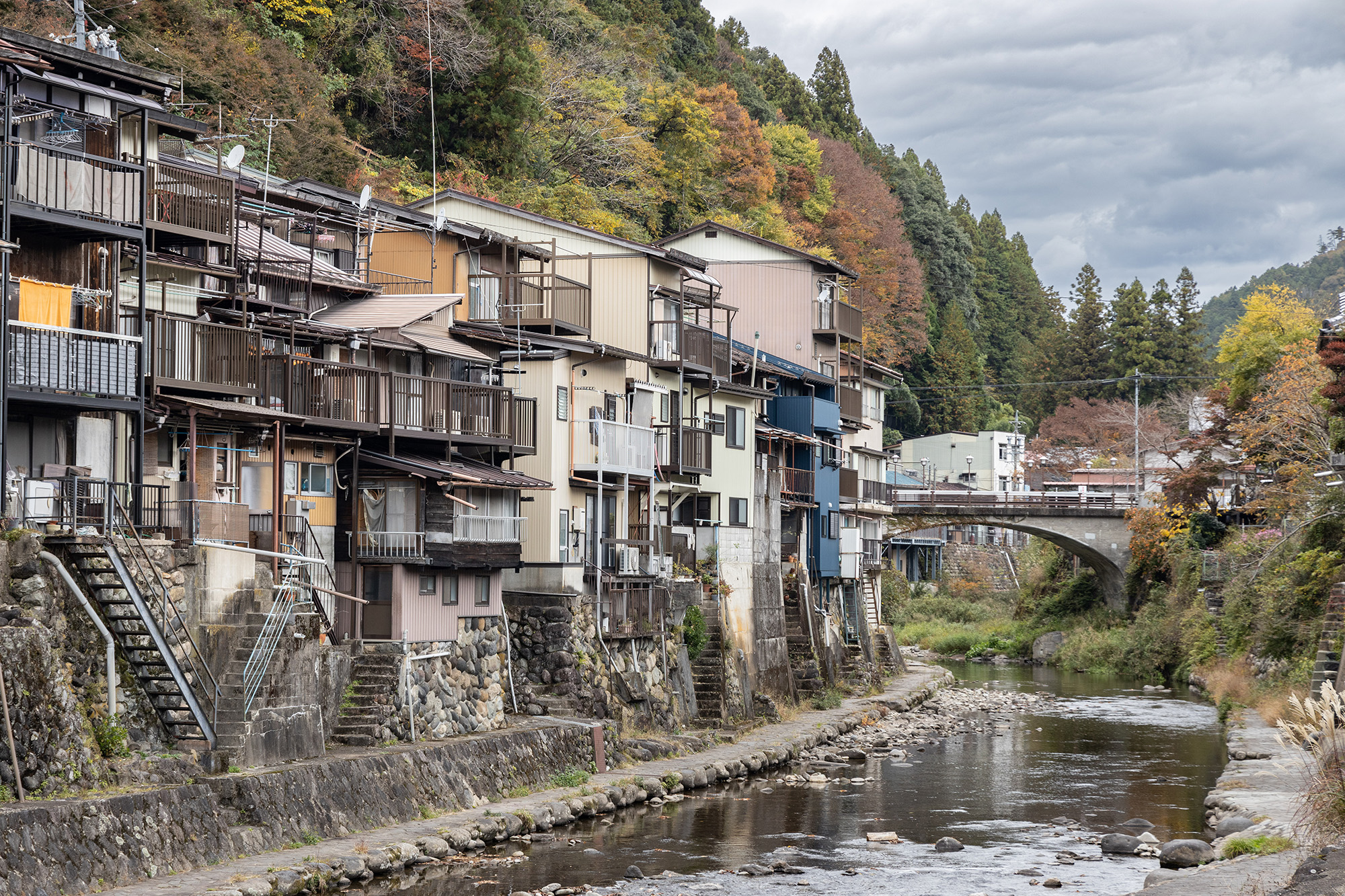 沿著水邊建造的整排住家，讓郡上八幡仍保有濃郁的古樸風情。