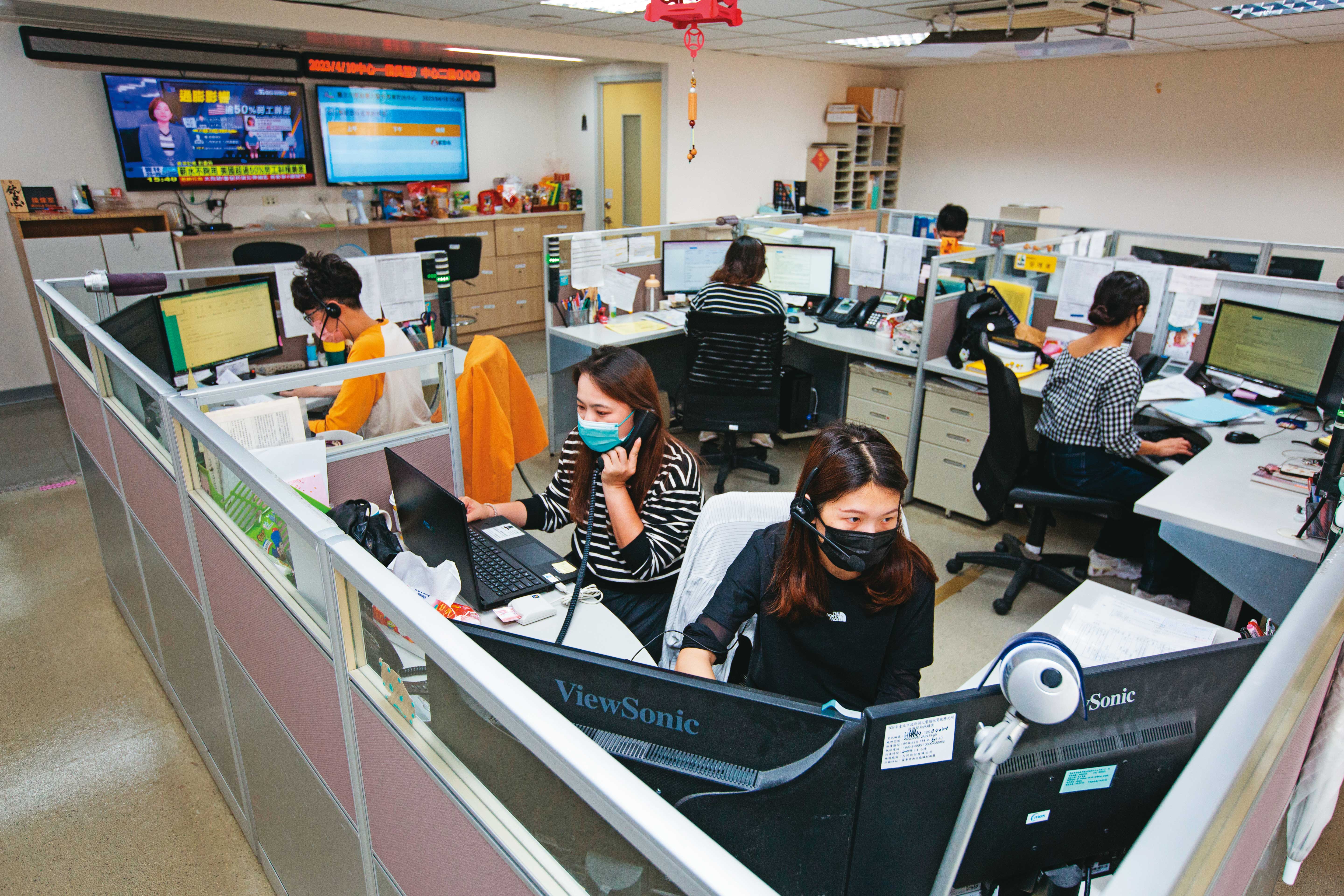 若遭遇家暴，可向各縣市家庭暴力防治中心、警局或醫療院所即時通報求援。示意畫面，圖非當事機關。