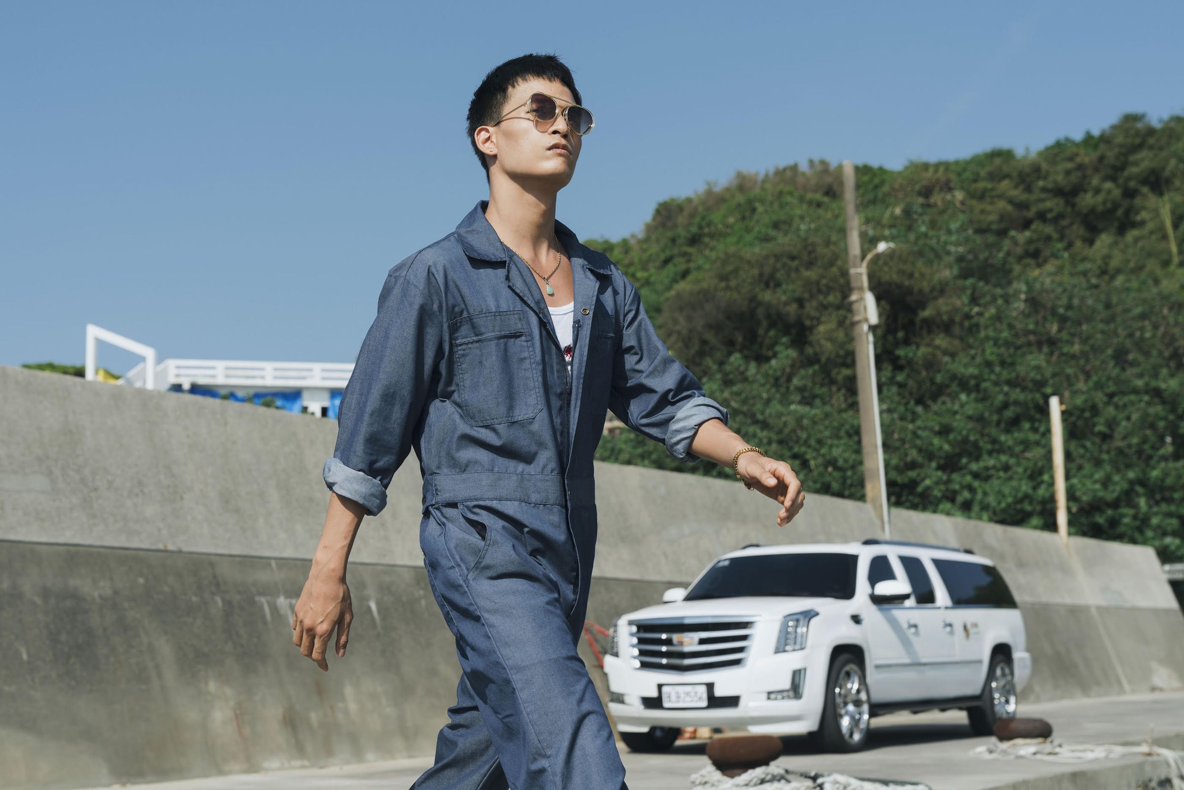 茄子蛋主唱黃奇斌演出影集帥氣出場。(草舍文化提供)