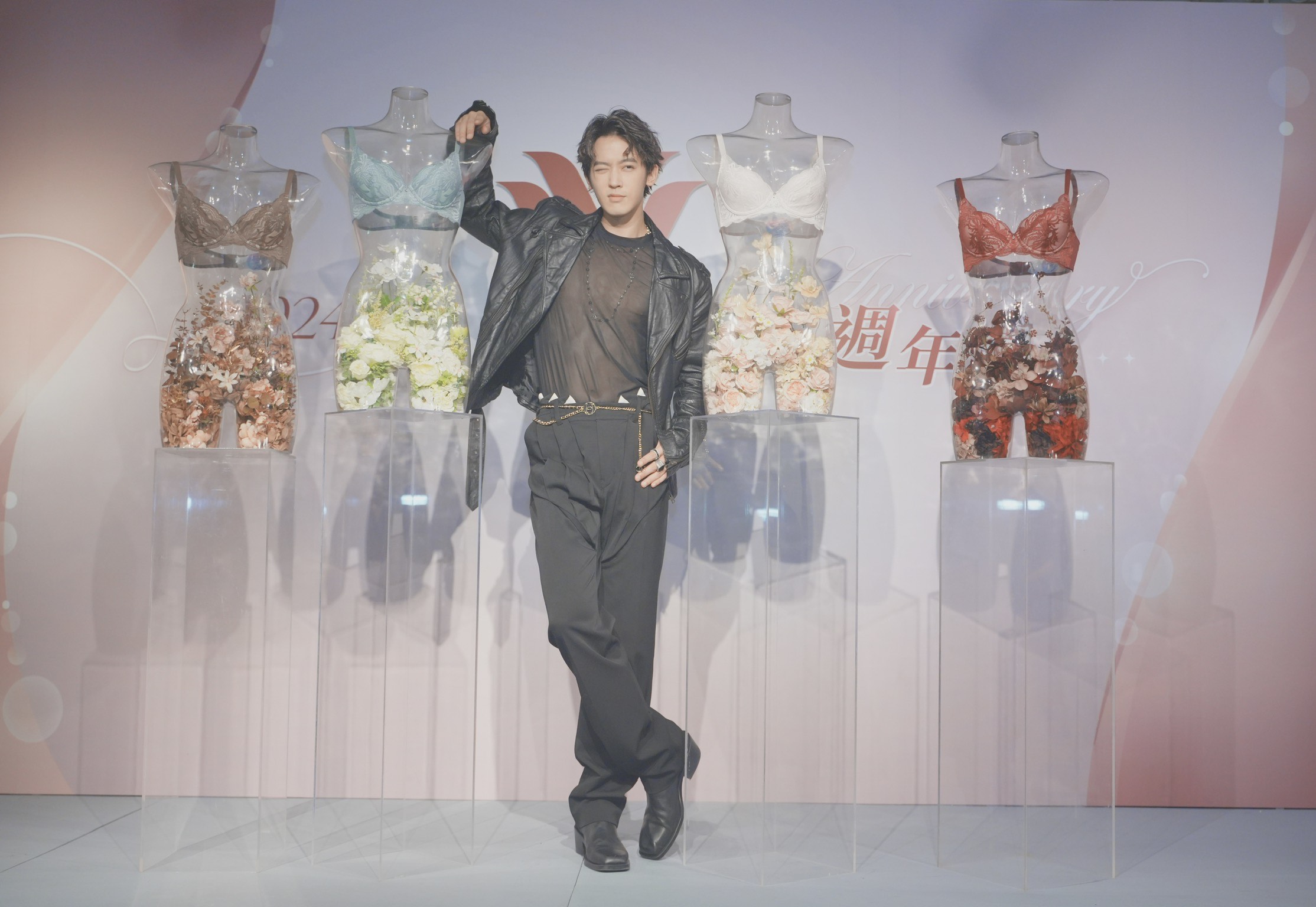 為了這次合作，小樂穿著一身透視上衣，微露肌肉。（華歌爾提供）