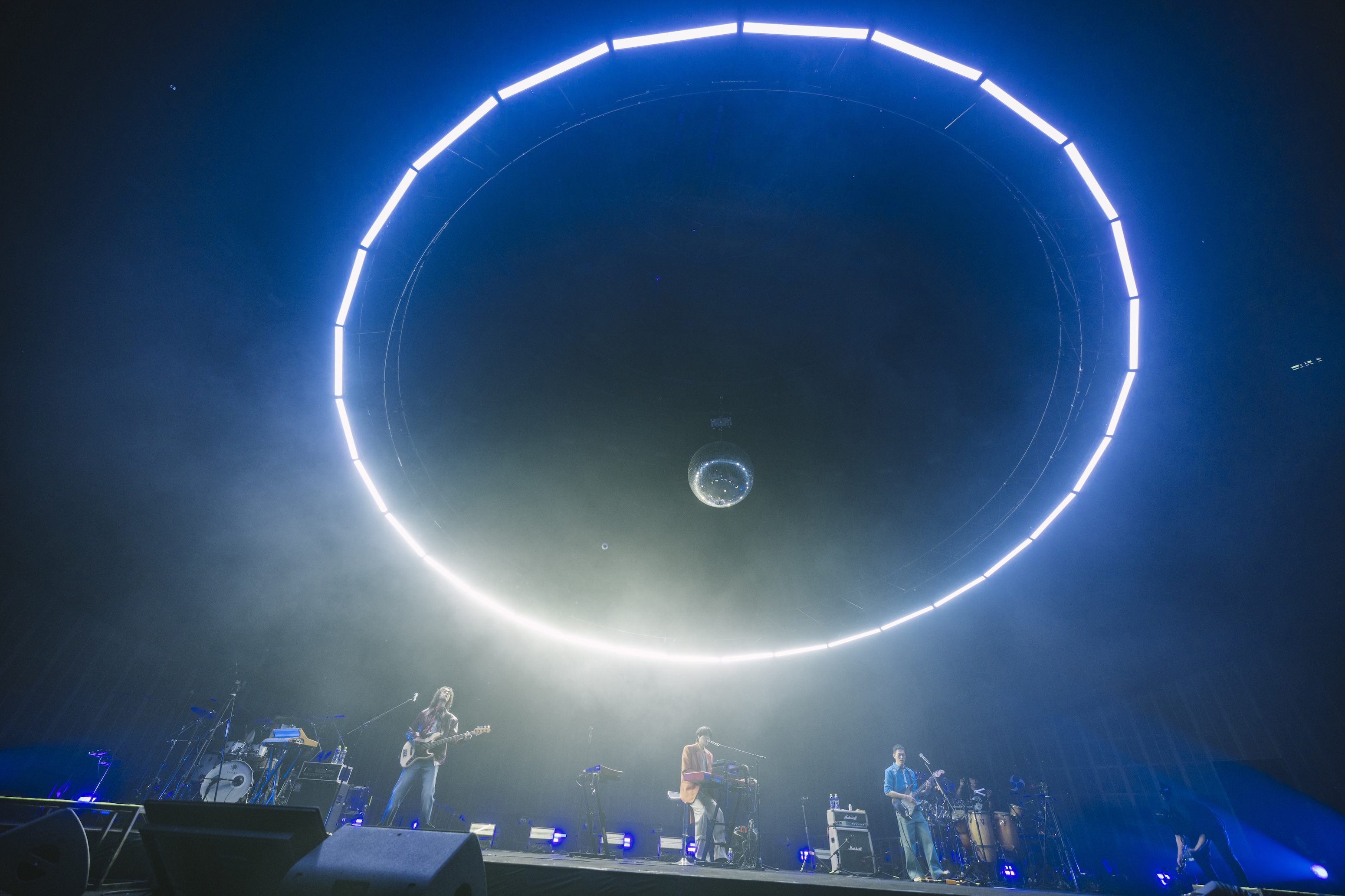 宇宙人四度攻蛋打造未來感十足的「宇宙環狀飛碟」舞台。（相信音樂提供）