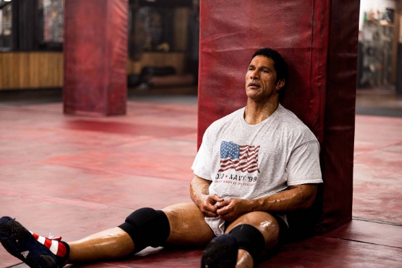 巨石強森主動要求同台對手拳拳真打，導致他一度被猛揍到腦震盪。（采昌國際多媒體提供）
